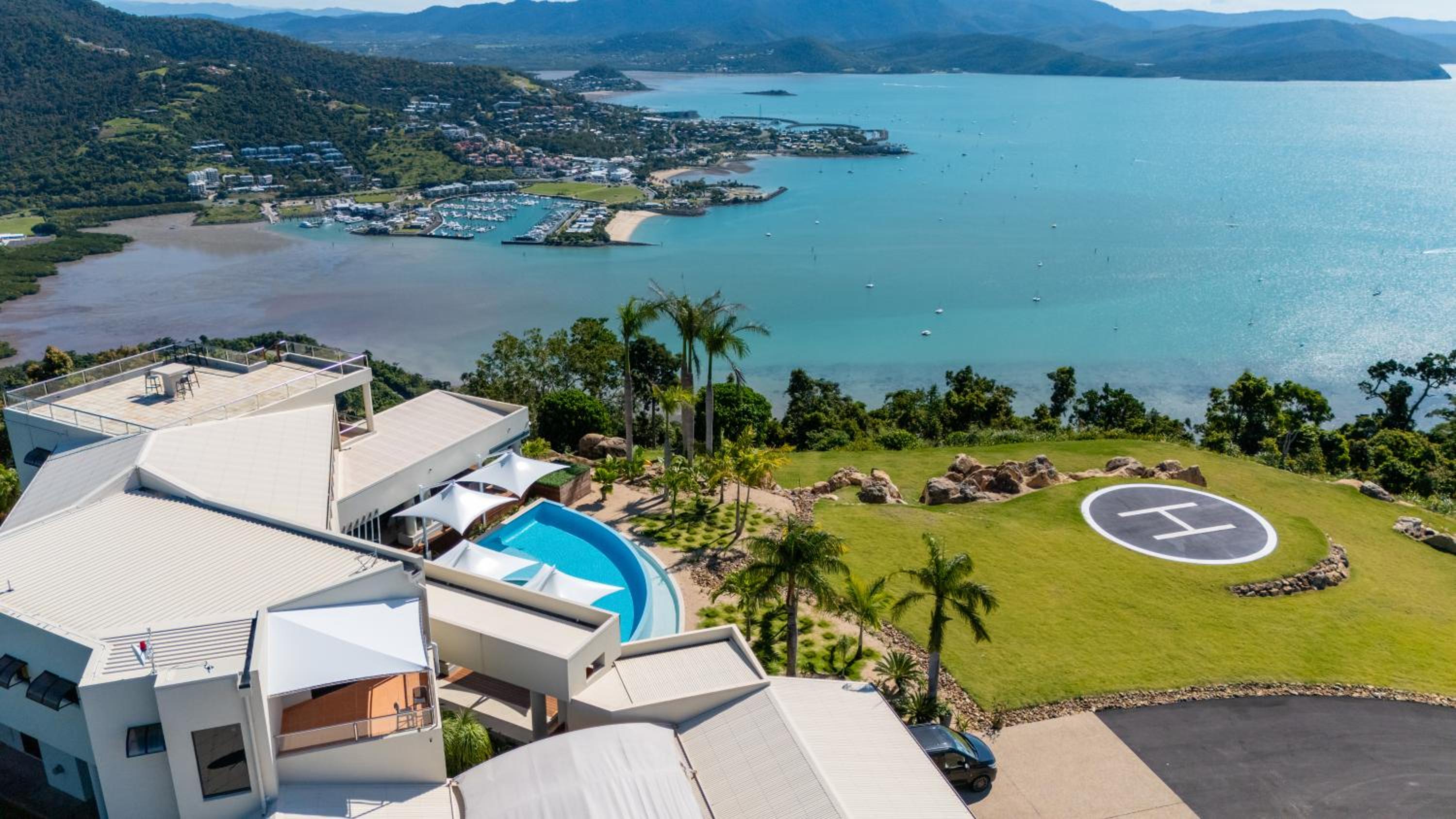 Parc Exclusif, Airlie Beach - 360 island views from a mountain top