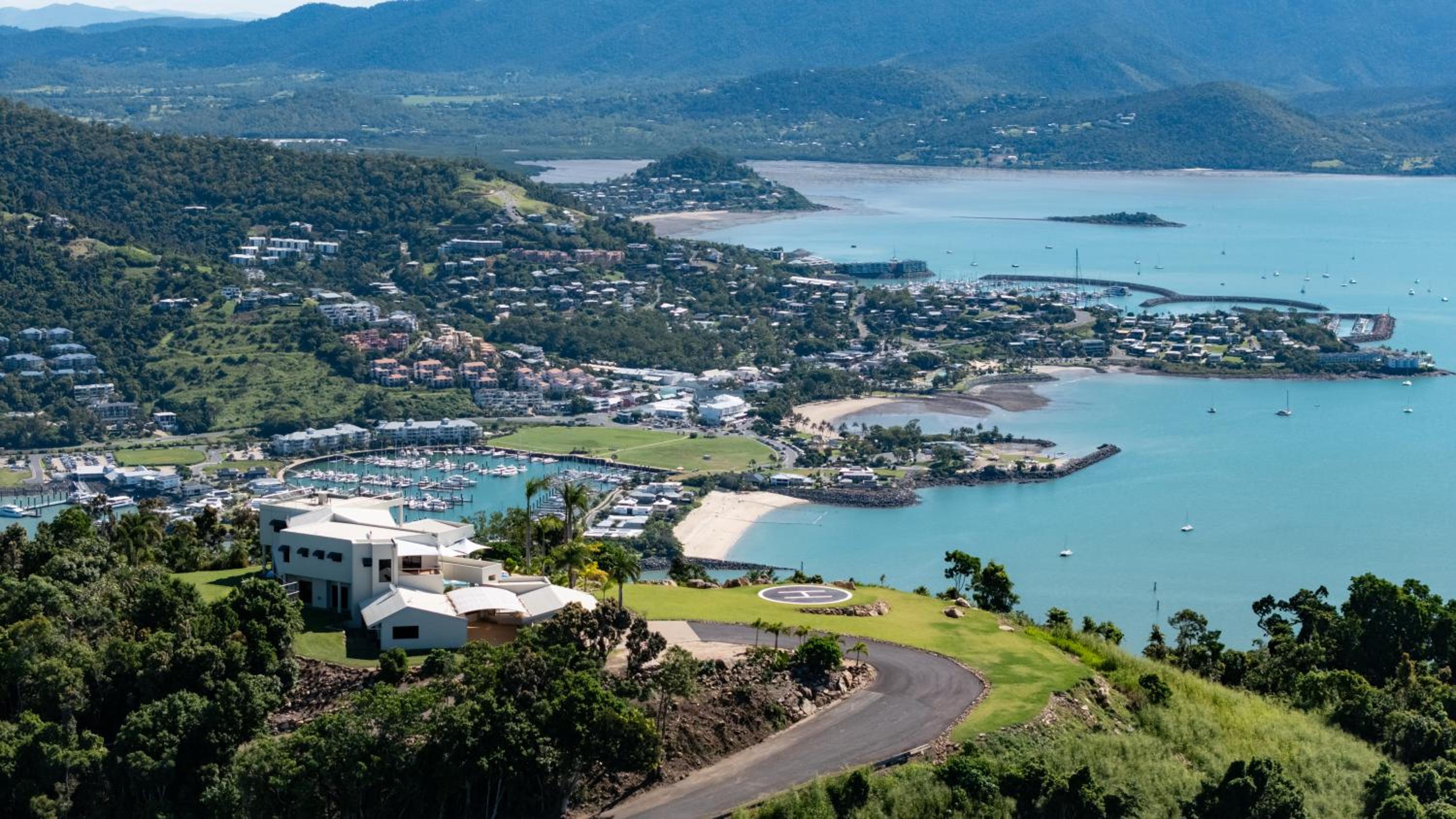 Parc Exclusif, Airlie Beach - 360 island views from a mountain top