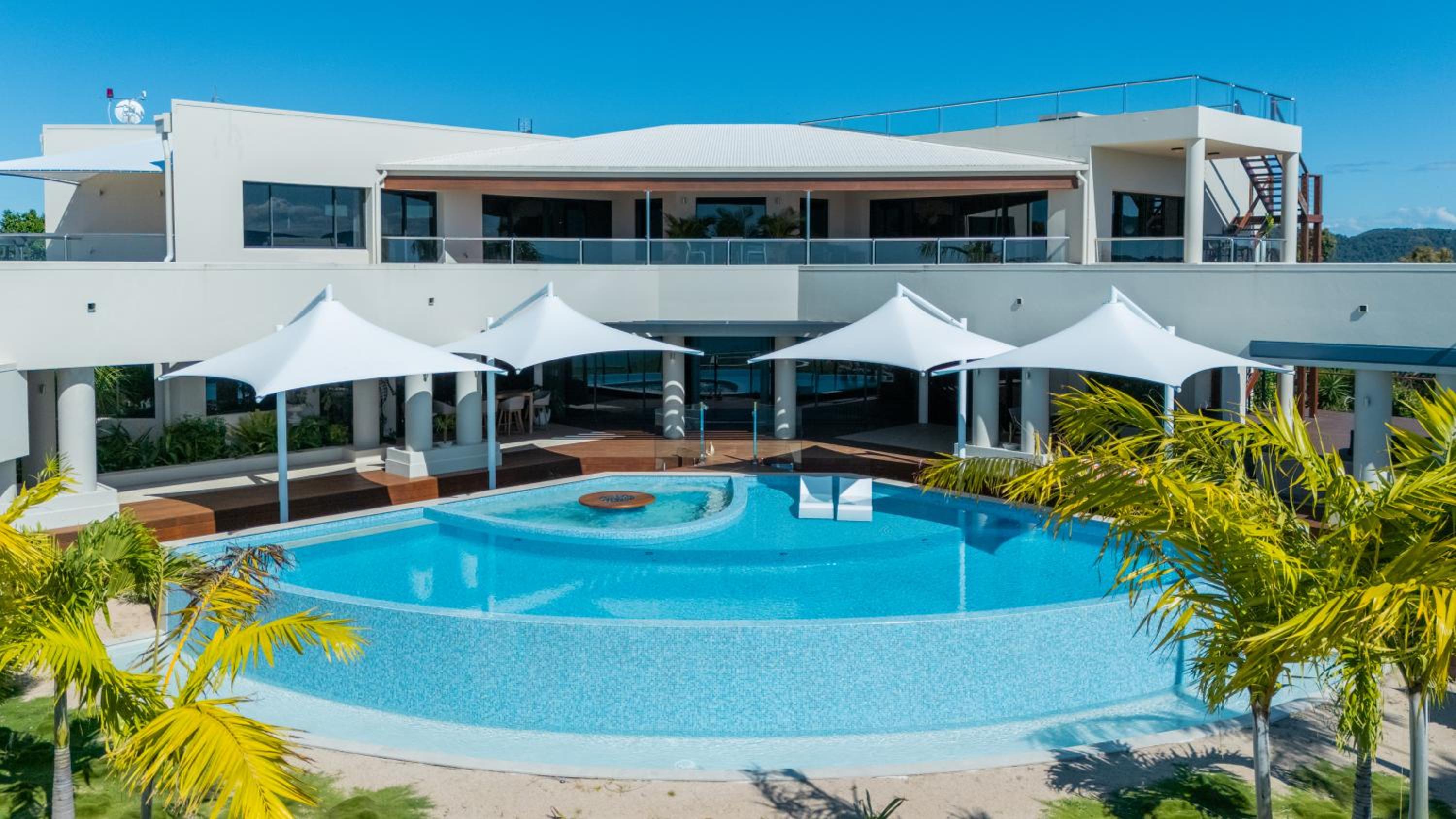 Parc Exclusif, Airlie Beach - 360 island views from a mountain top