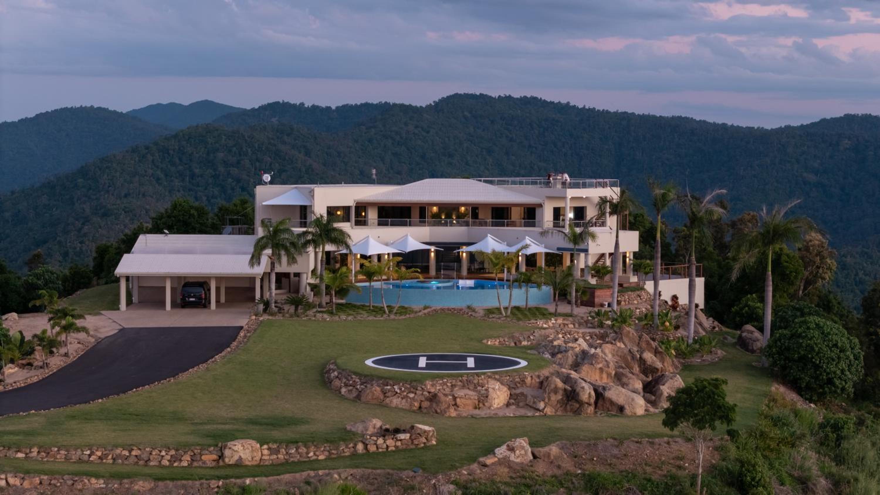 Parc Exclusif, Airlie Beach - 360 island views from a mountain top