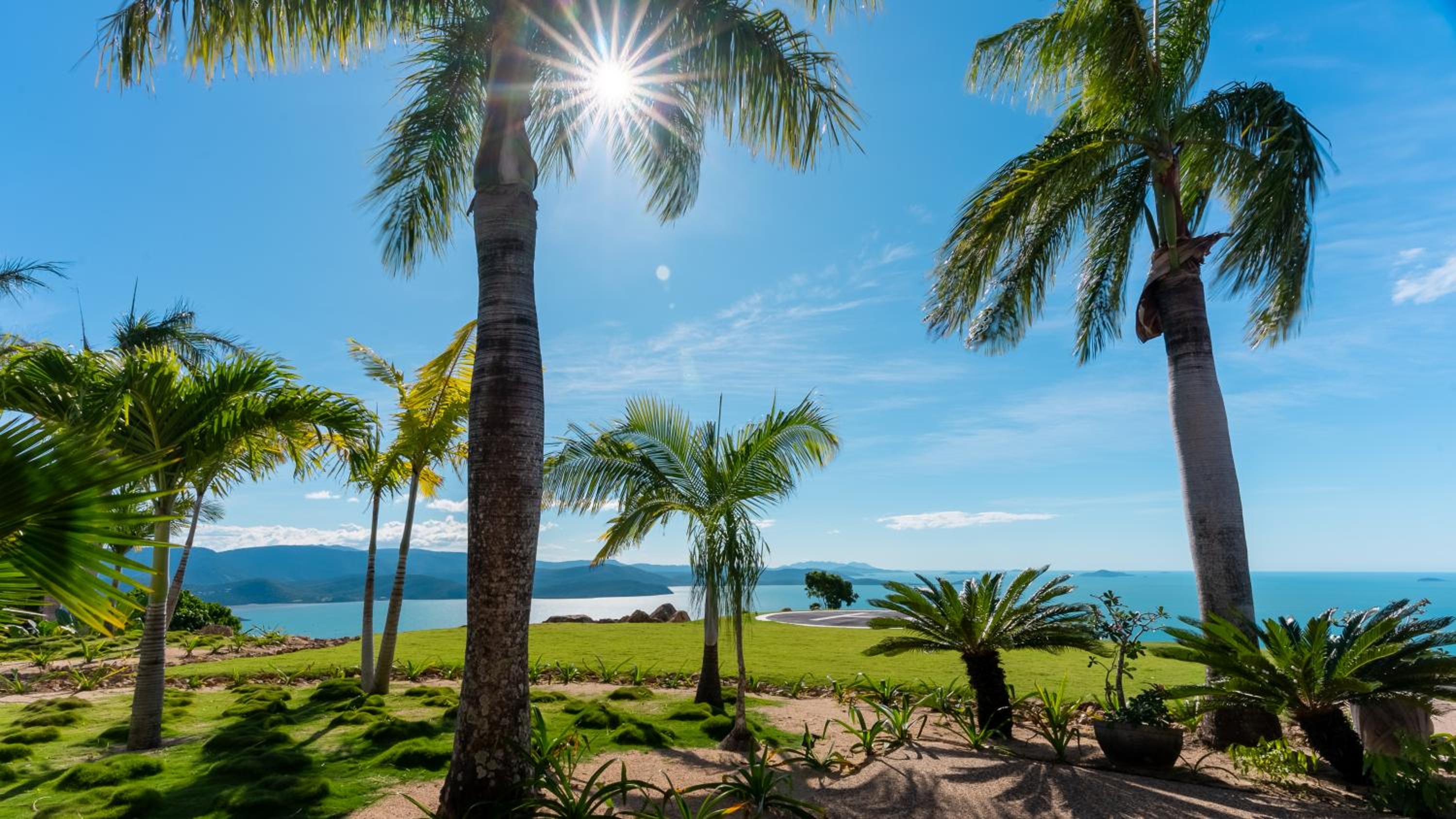 Parc Exclusif, Airlie Beach - 360 island views from a mountain top