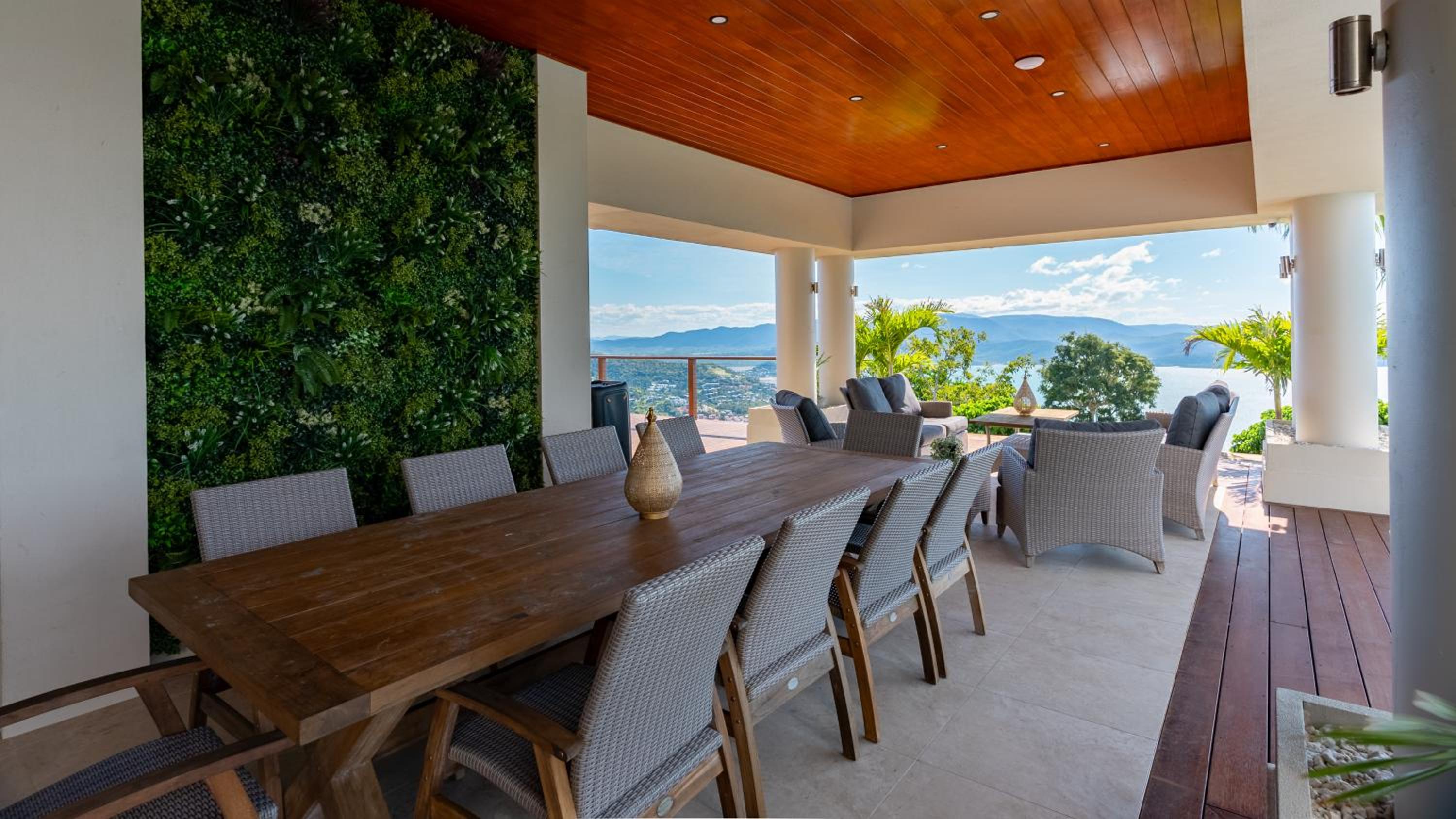 Parc Exclusif, Airlie Beach - 360 island views from a mountain top