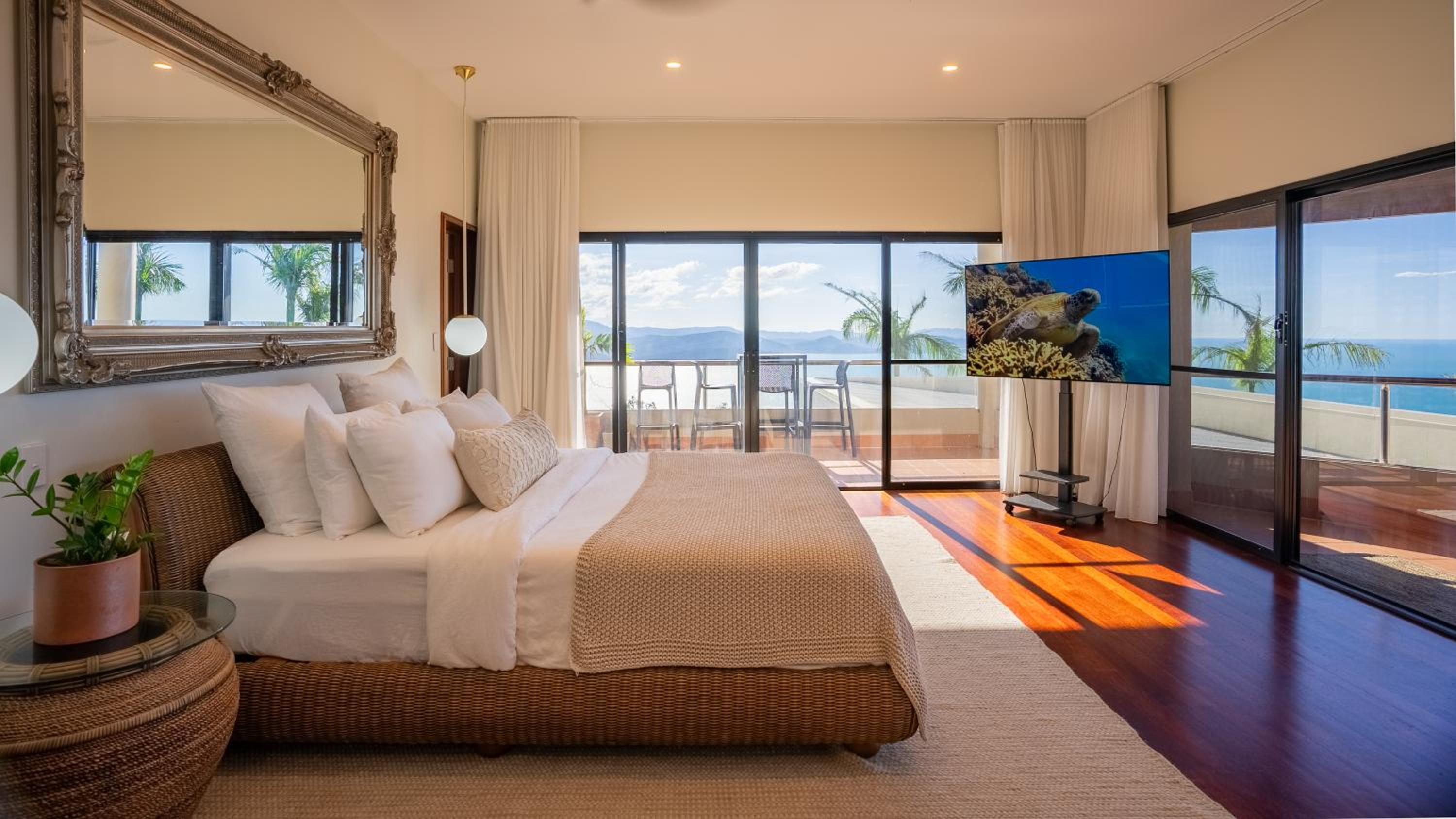 Parc Exclusif, Airlie Beach - 360 island views from a mountain top