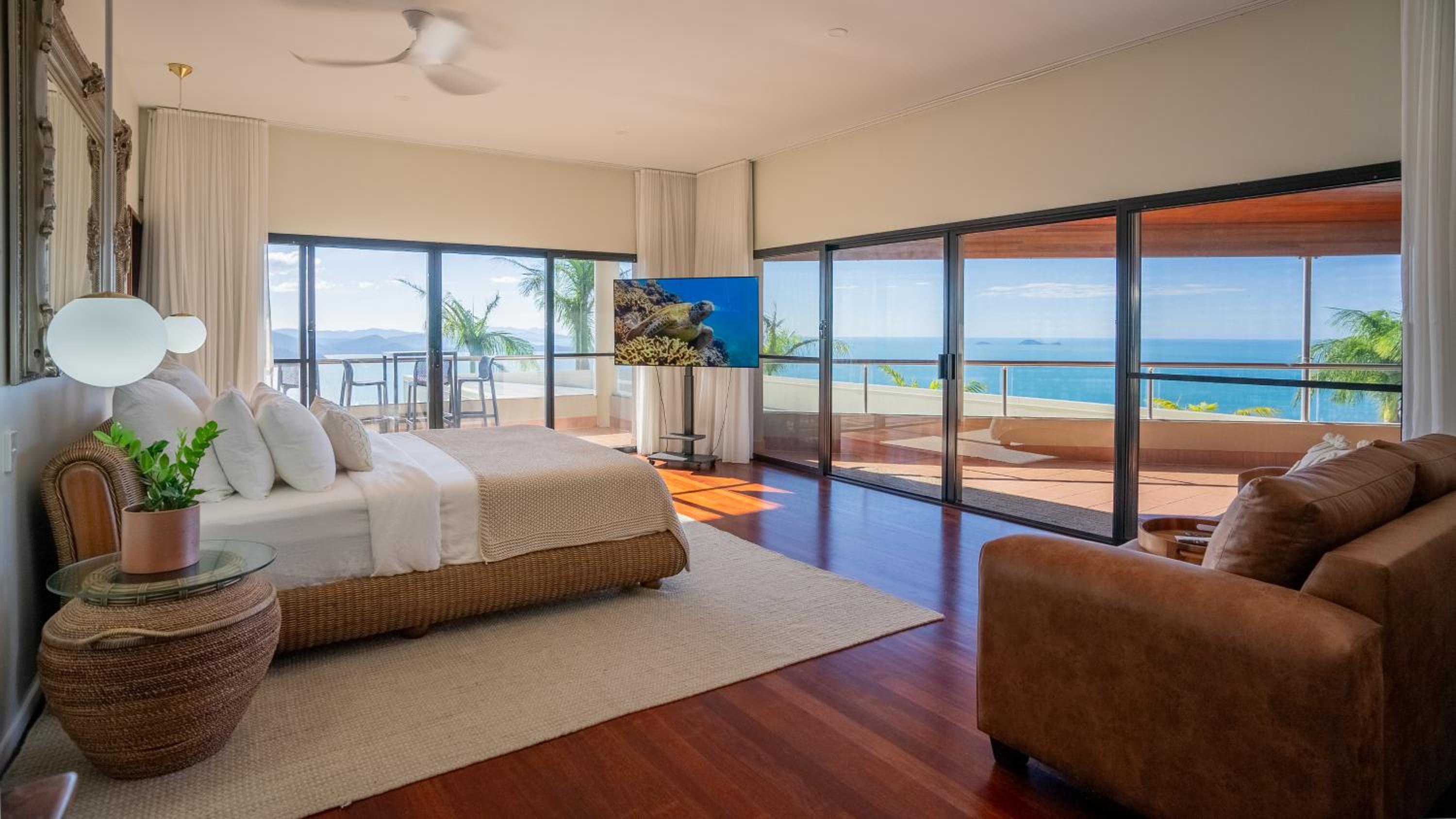 Parc Exclusif, Airlie Beach - 360 island views from a mountain top