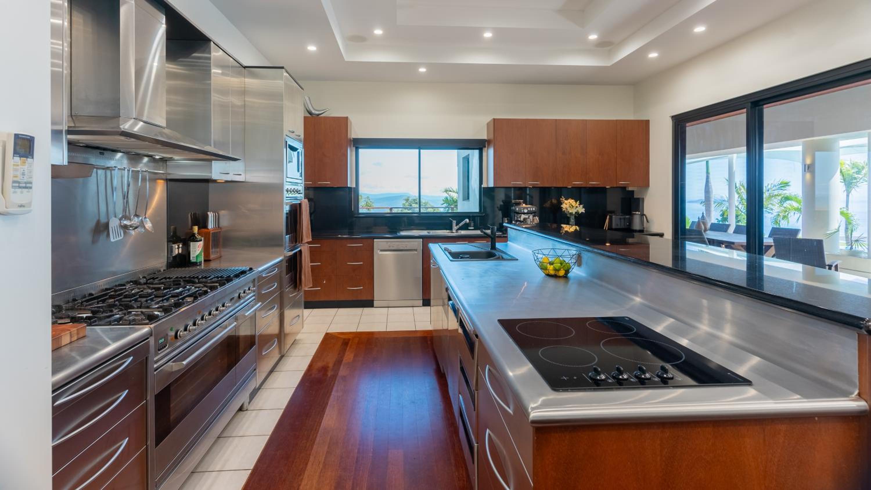 Parc Exclusif, Airlie Beach - 360 island views from a mountain top