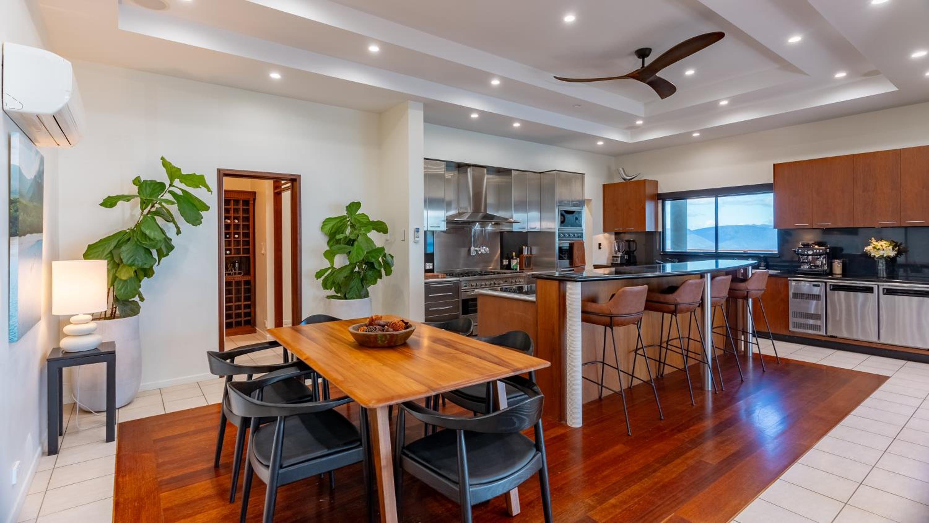 Parc Exclusif, Airlie Beach - 360 island views from a mountain top