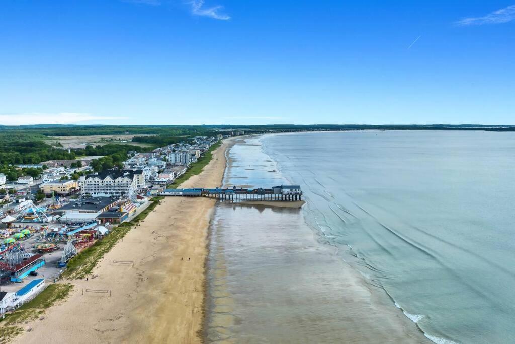 Soothing Oceanfront Haven with Panoramic Views