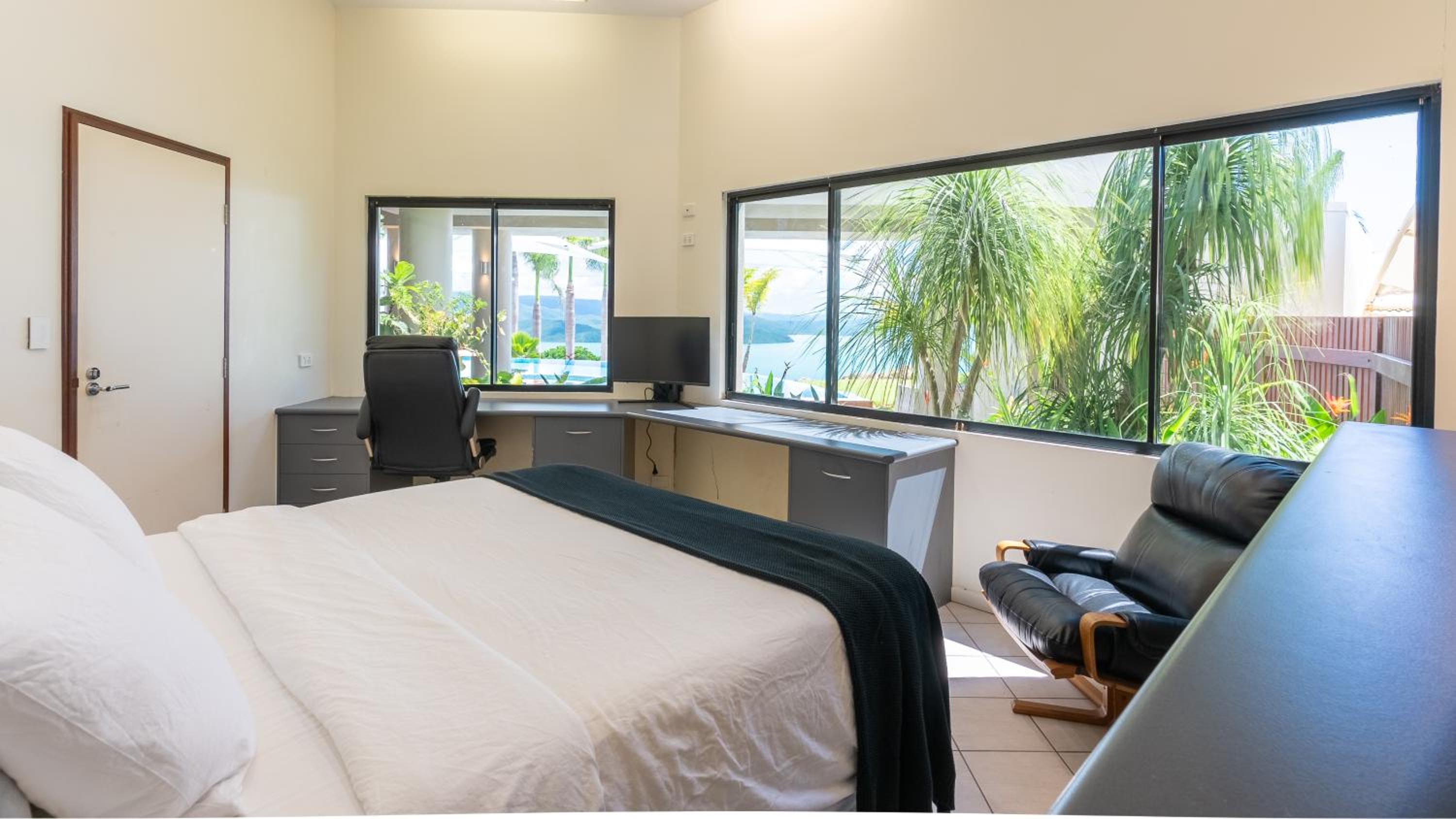 Parc Exclusif, Airlie Beach - 360 island views from a mountain top