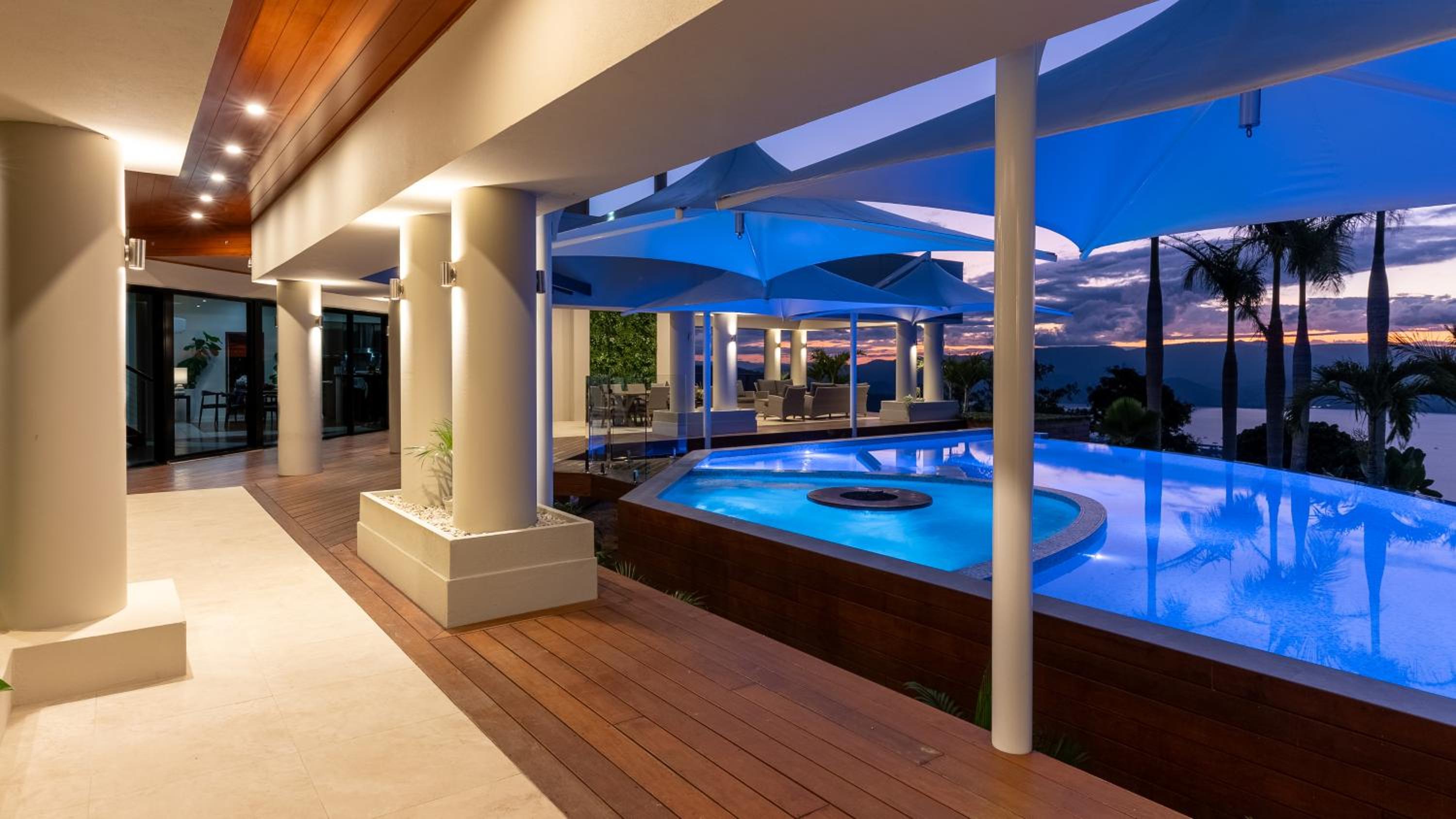 Parc Exclusif, Airlie Beach - 360 island views from a mountain top