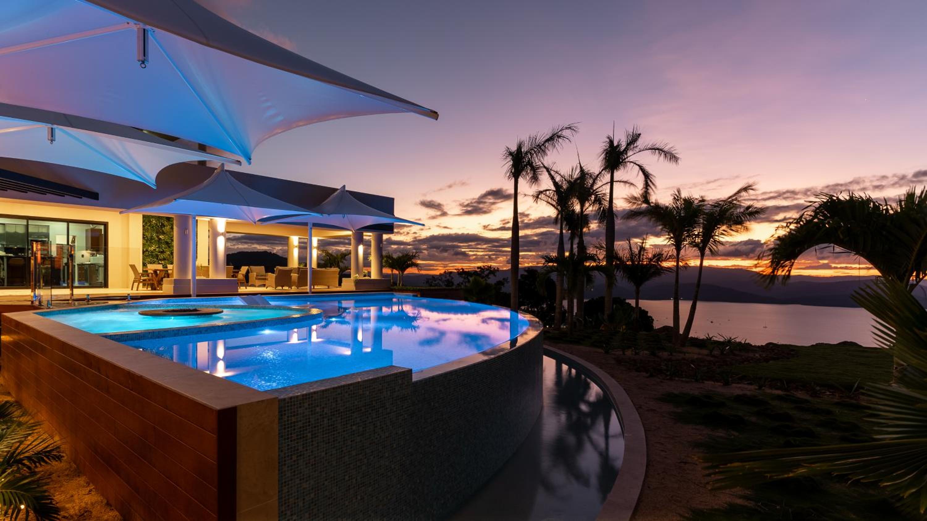 Parc Exclusif, Airlie Beach - 360 island views from a mountain top