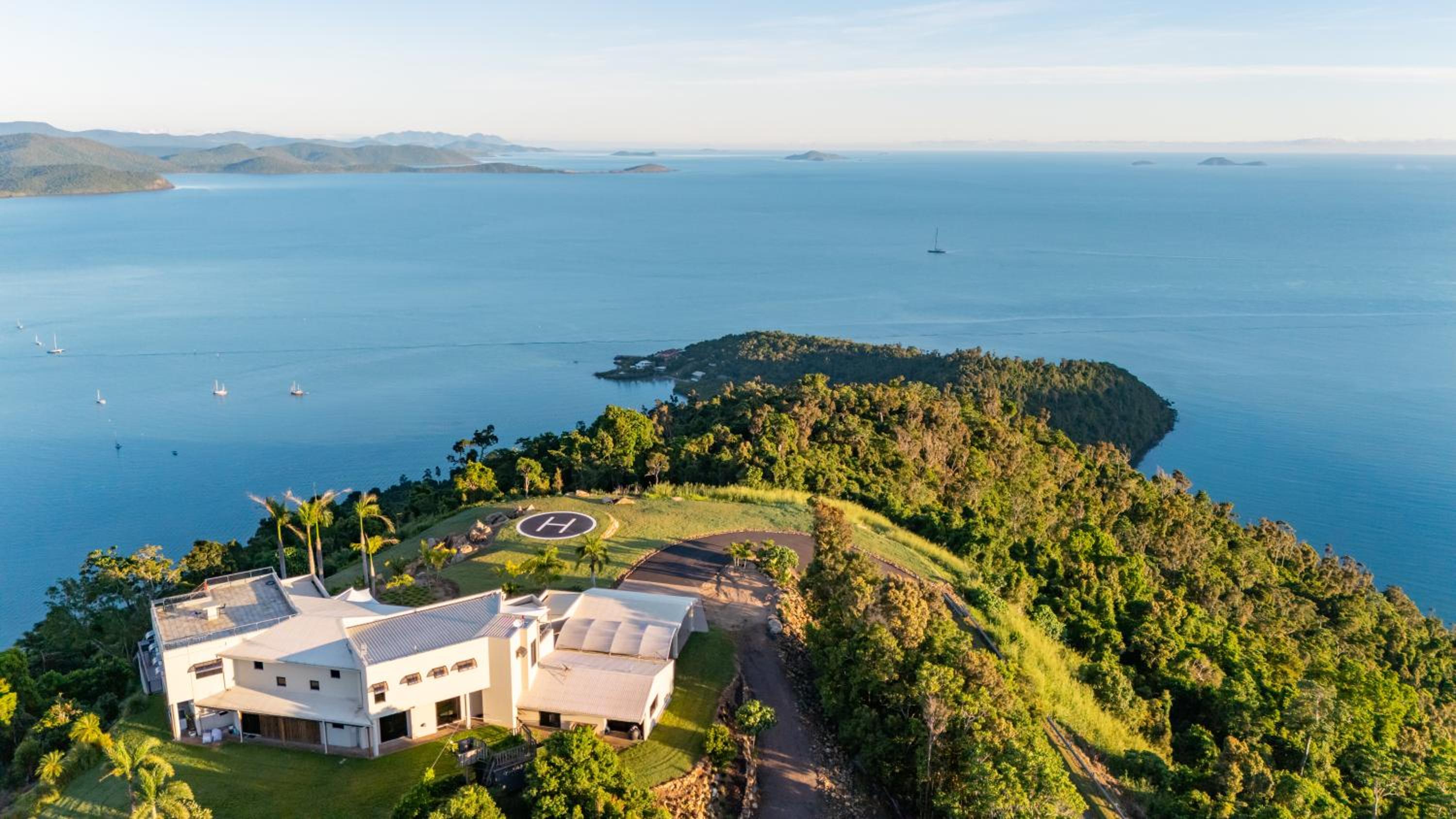 Parc Exclusif, Airlie Beach - 360 island views from a mountain top