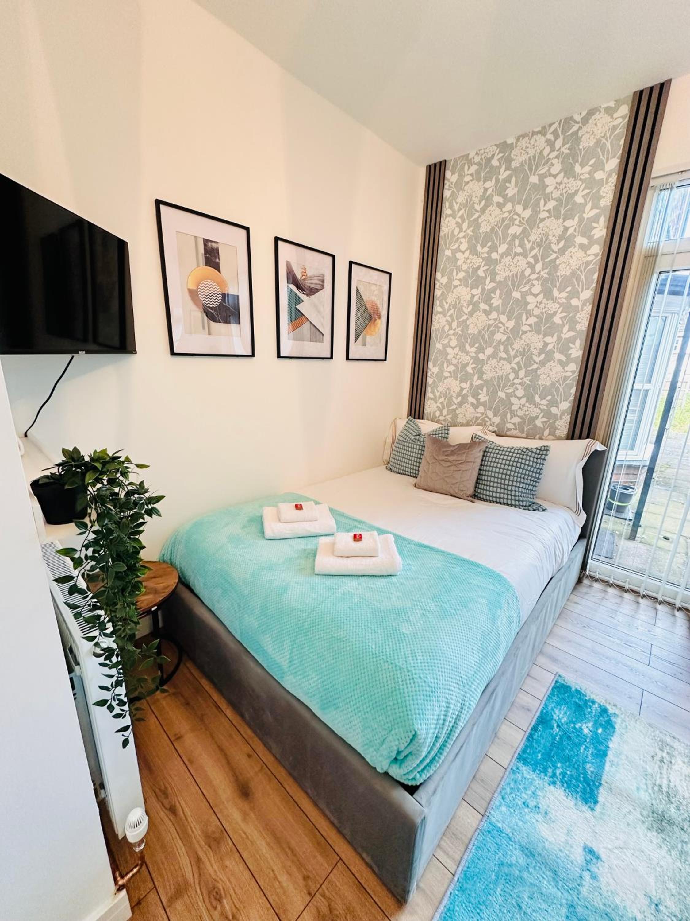 Elegant Private Room opposite Queen Elizabeth Hospital - Harborne Birmingham R2 view 3