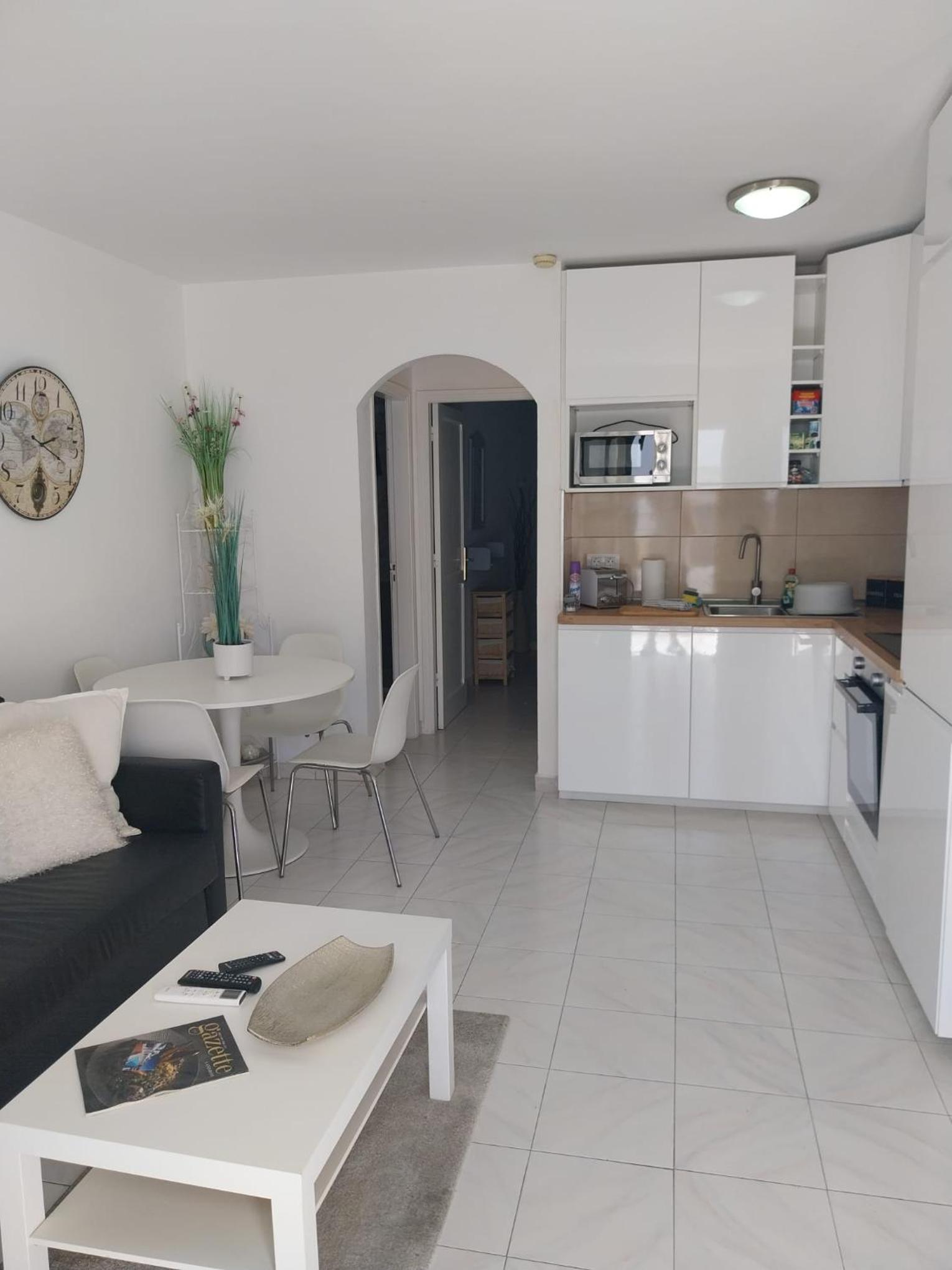 Bright & spacious with aircon view 3