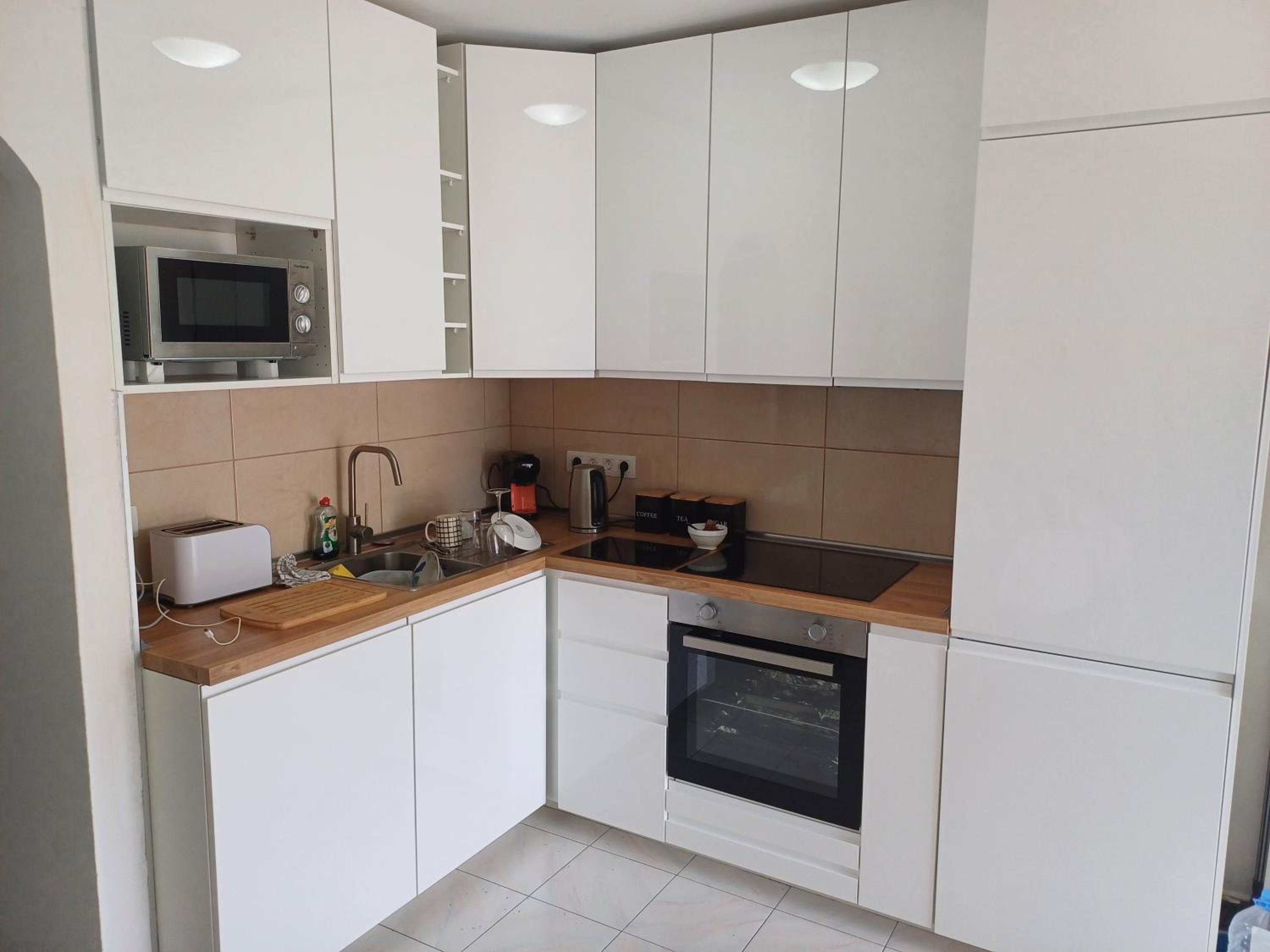 Bright & spacious with aircon view 4