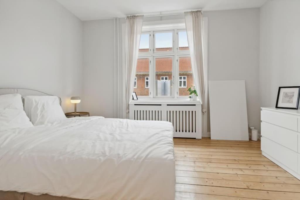 Bright apartment with balcony close to center city