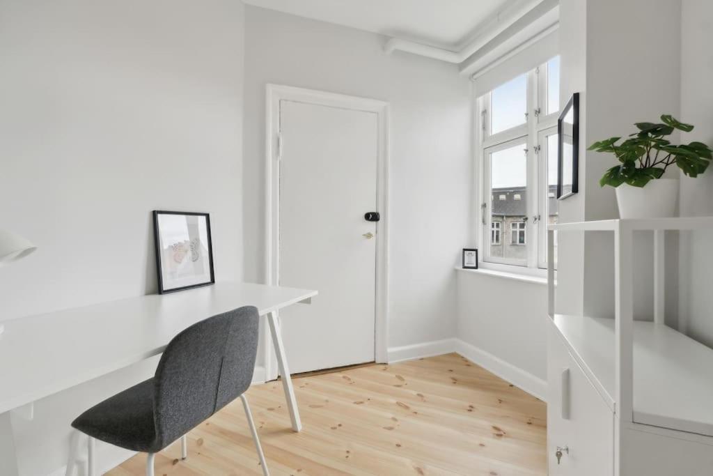 Bright apartment with balcony close to center city