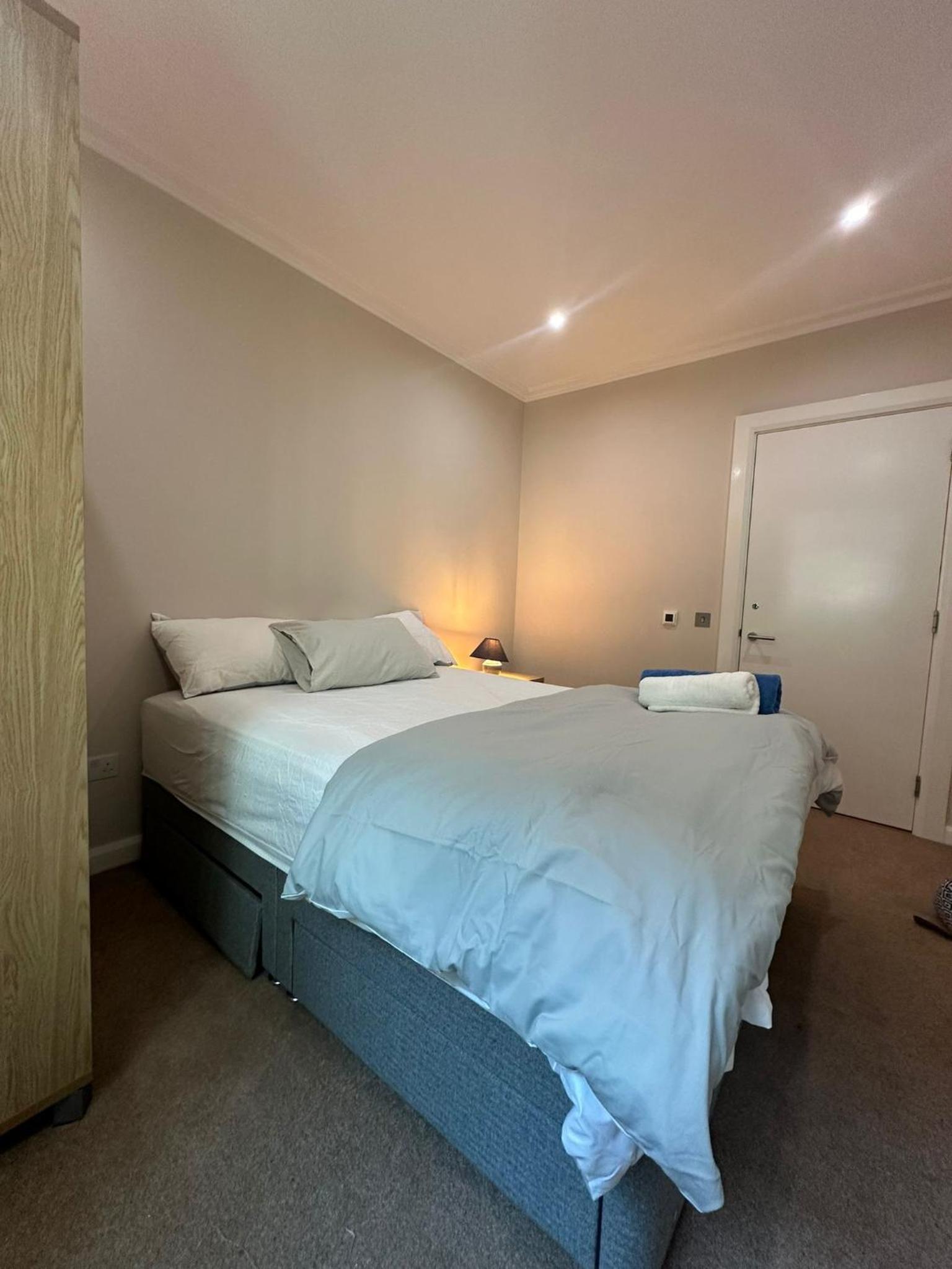 Lakes 2 Bedroom Shared Apartment In Canary Wharf With Private Bathrooms