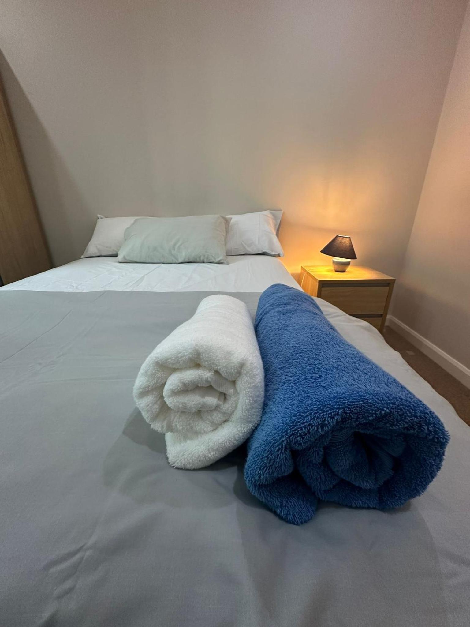 Lakes 2 Bedroom Shared Apartment In Canary Wharf With Private Bathrooms