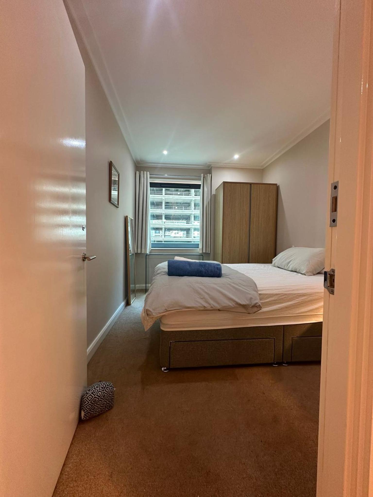 Lakes 2 Bedroom Shared Apartment In Canary Wharf With Private Bathrooms