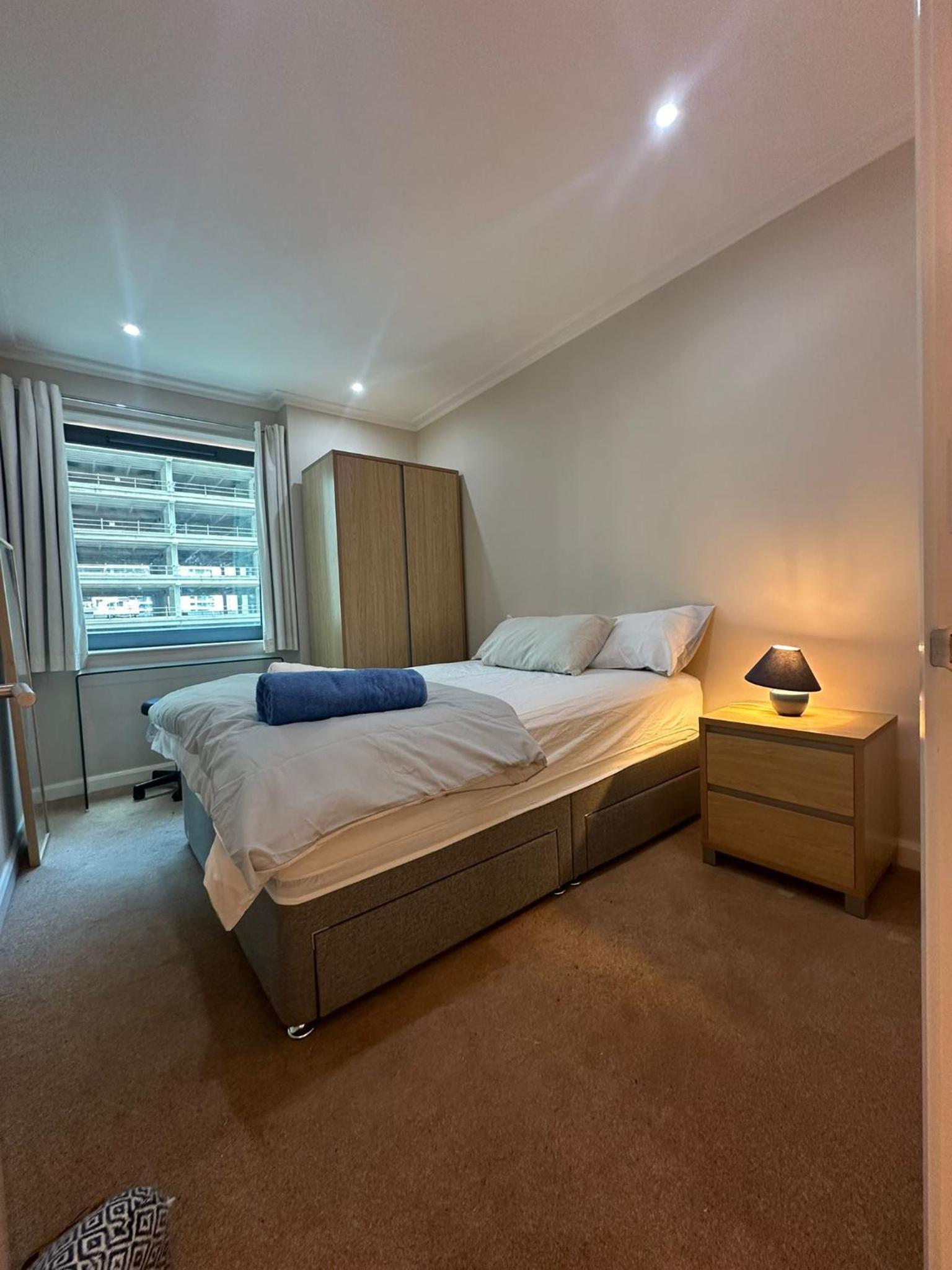 Lakes 2 Bedroom Shared Apartment In Canary Wharf With Private Bathrooms