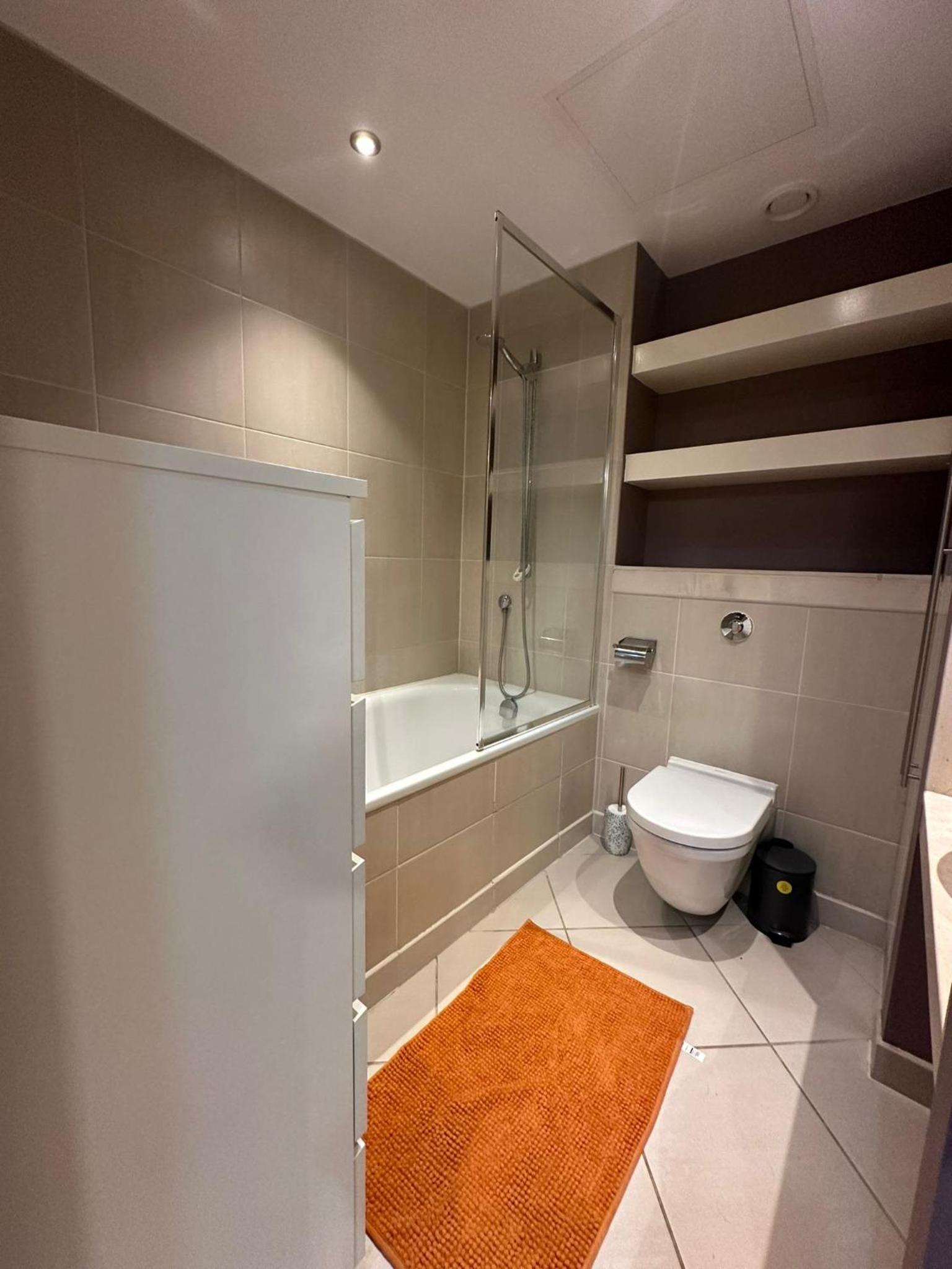 Lakes 2 Bedroom Shared Apartment In Canary Wharf With Private Bathrooms