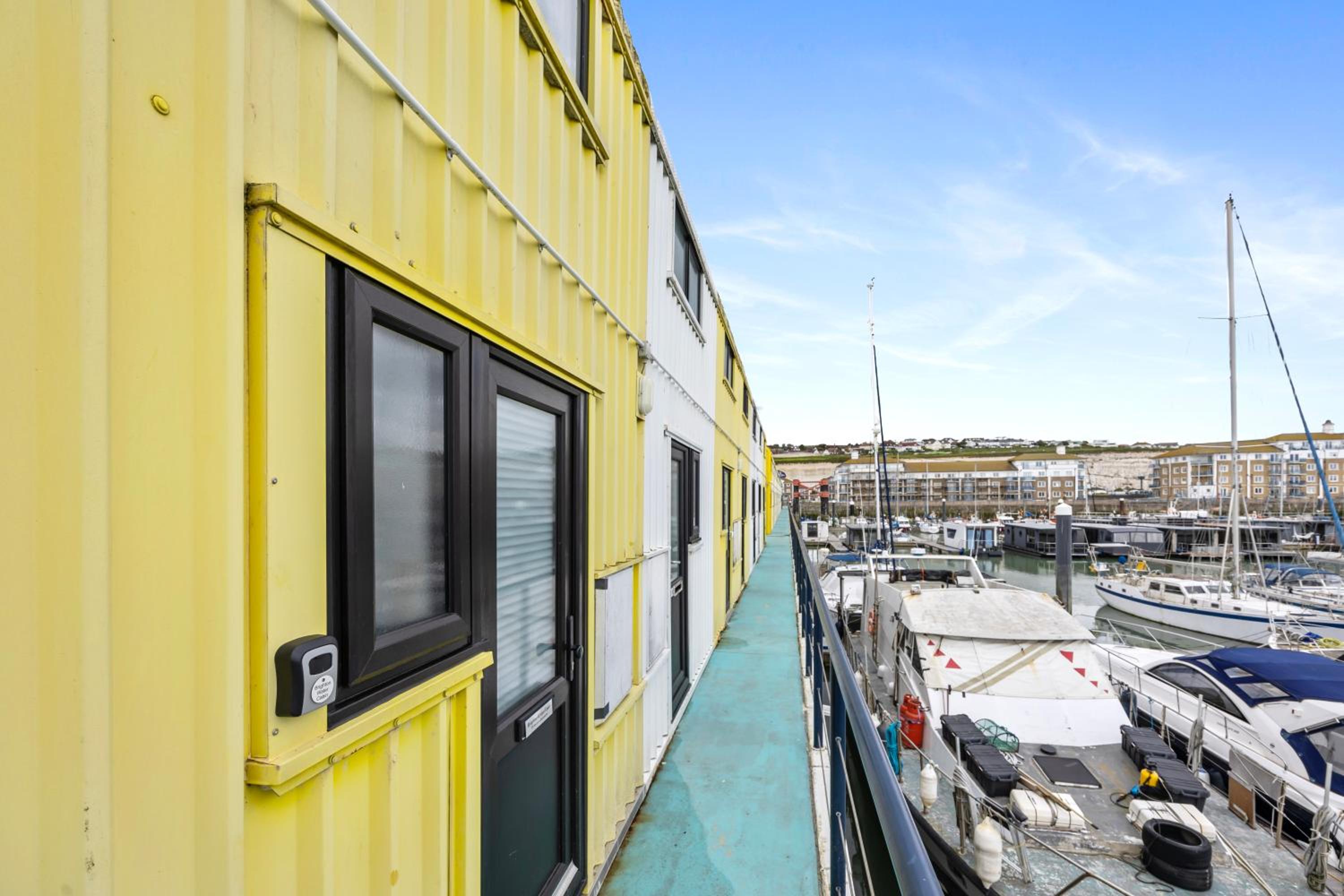 Brighton Water Cabin Free ParkingBy My Getaway