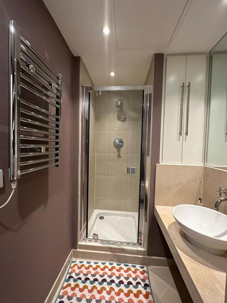 Lakes 2 Bedroom Shared Apartment In Canary Wharf With Private Bathrooms
