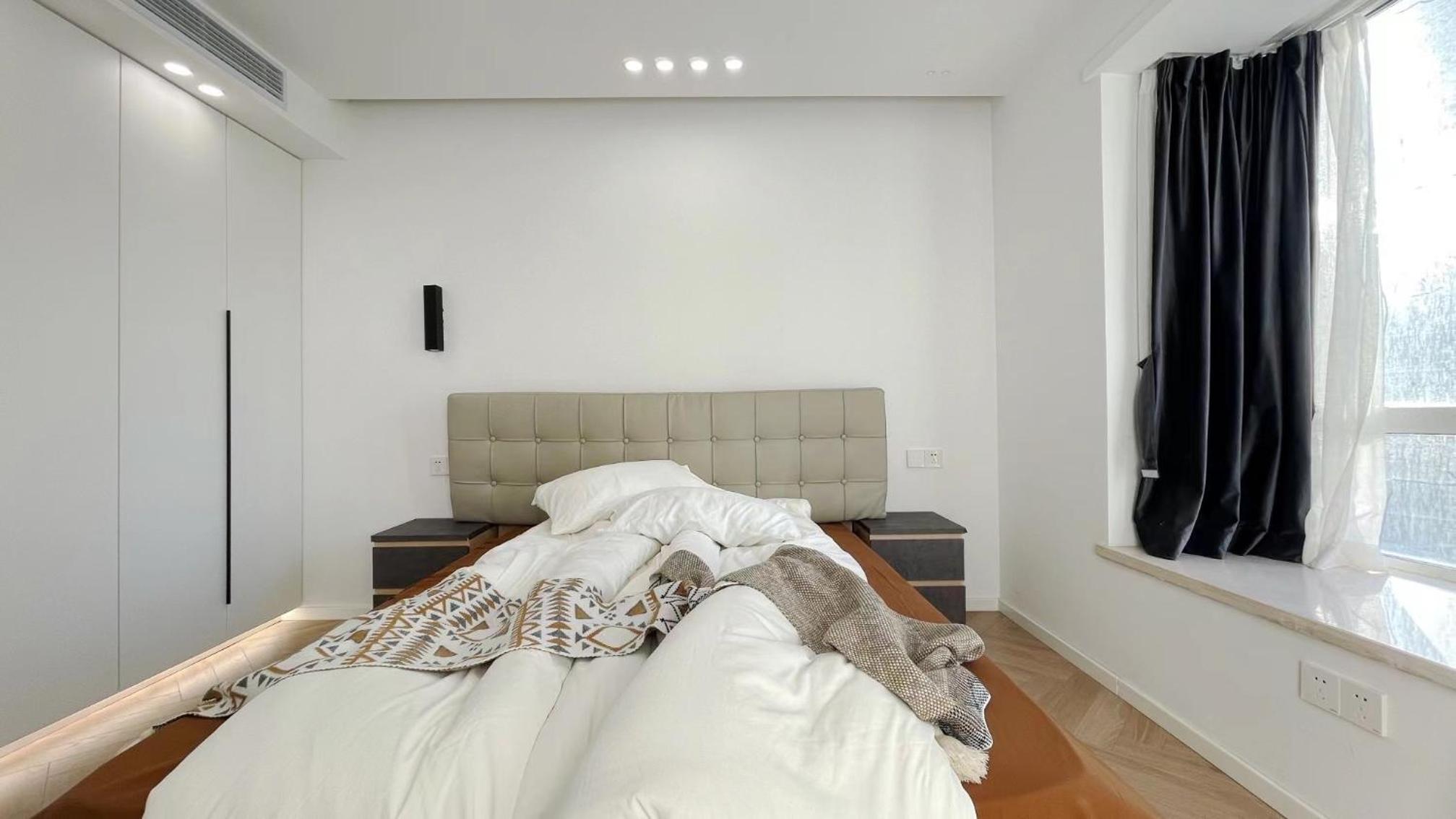 Eastern Hub - Jing'an Temple Branch Art Spacious 3-Bedroom, Sunny House with 2 Balconies