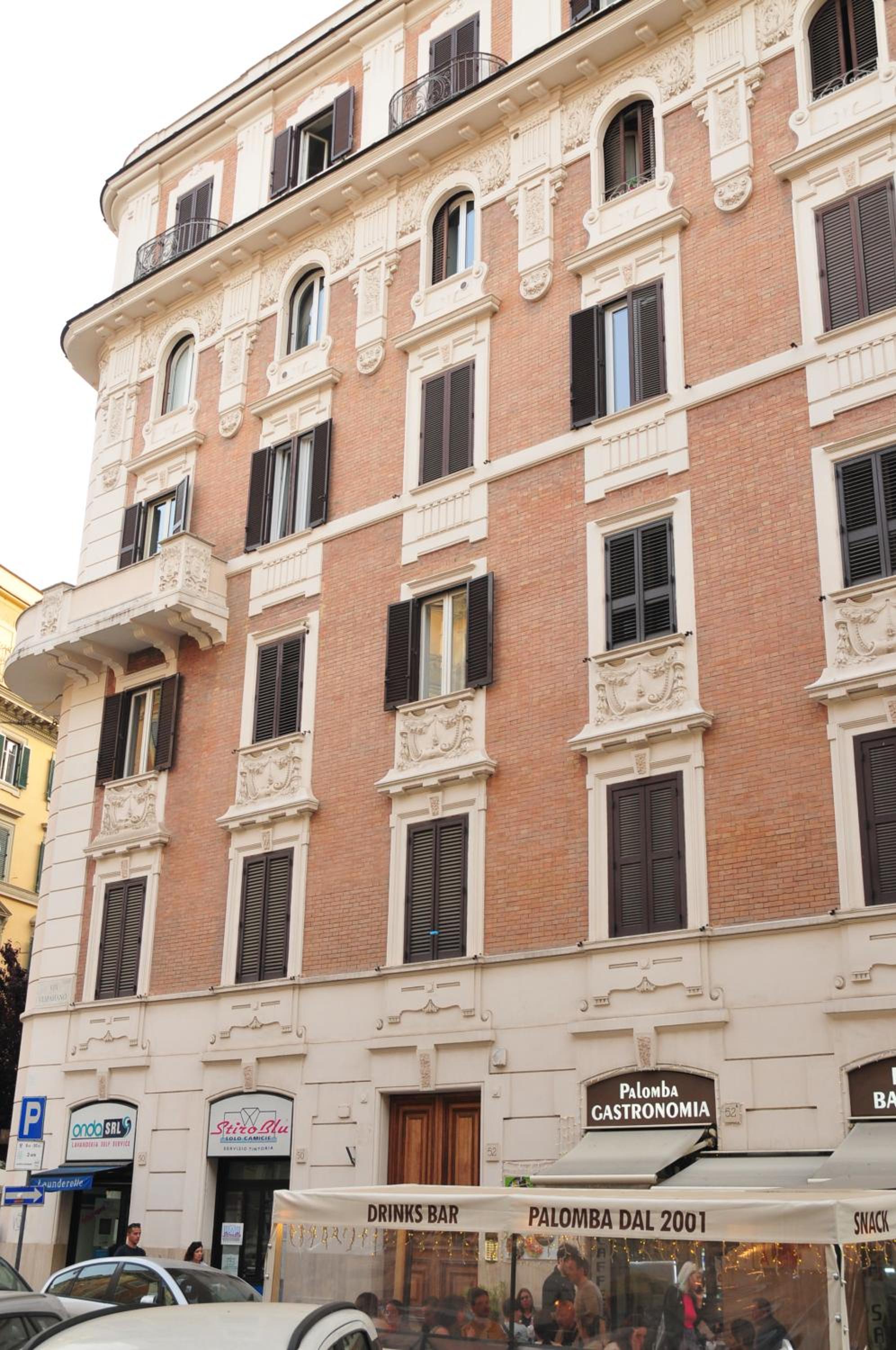 CARDINAL STUDIO - 2 steps from Vatican & Ottaviano metro - Secure, vibrant, wealthy, accessibile area - Warm multilanguage guest care