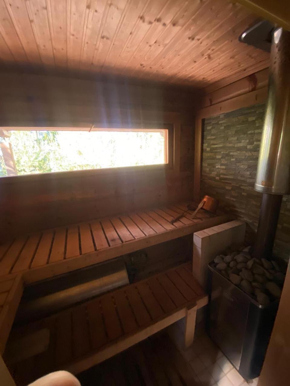Mukava mökki kompleksi Saimaan rannalla