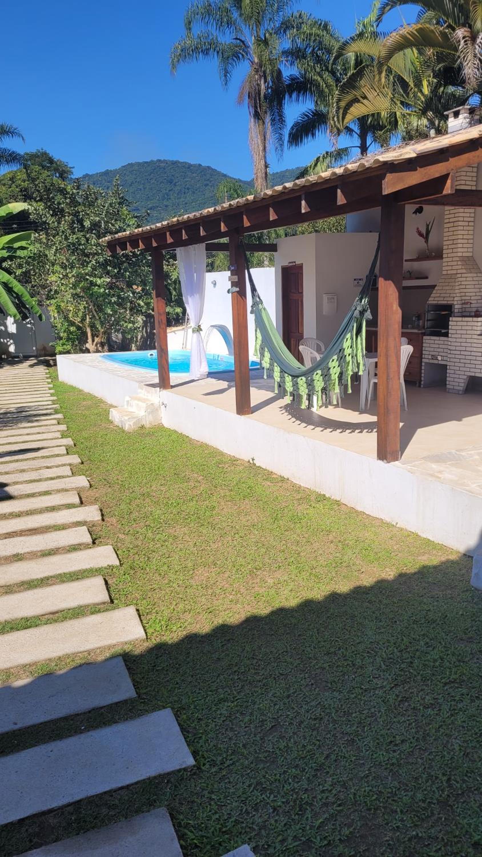 Casa com piscina e churrasqueira!