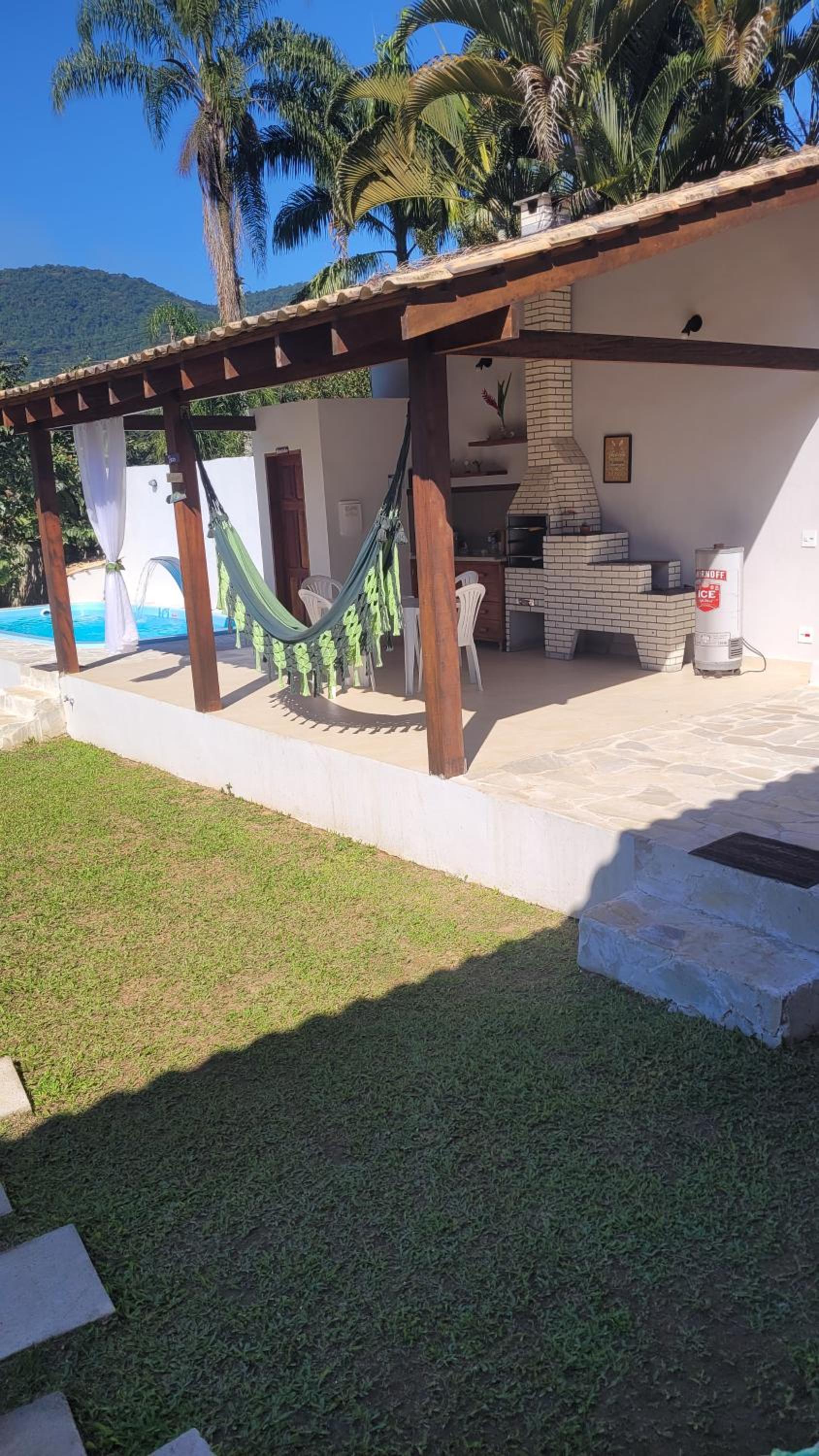 Casa com piscina e churrasqueira!