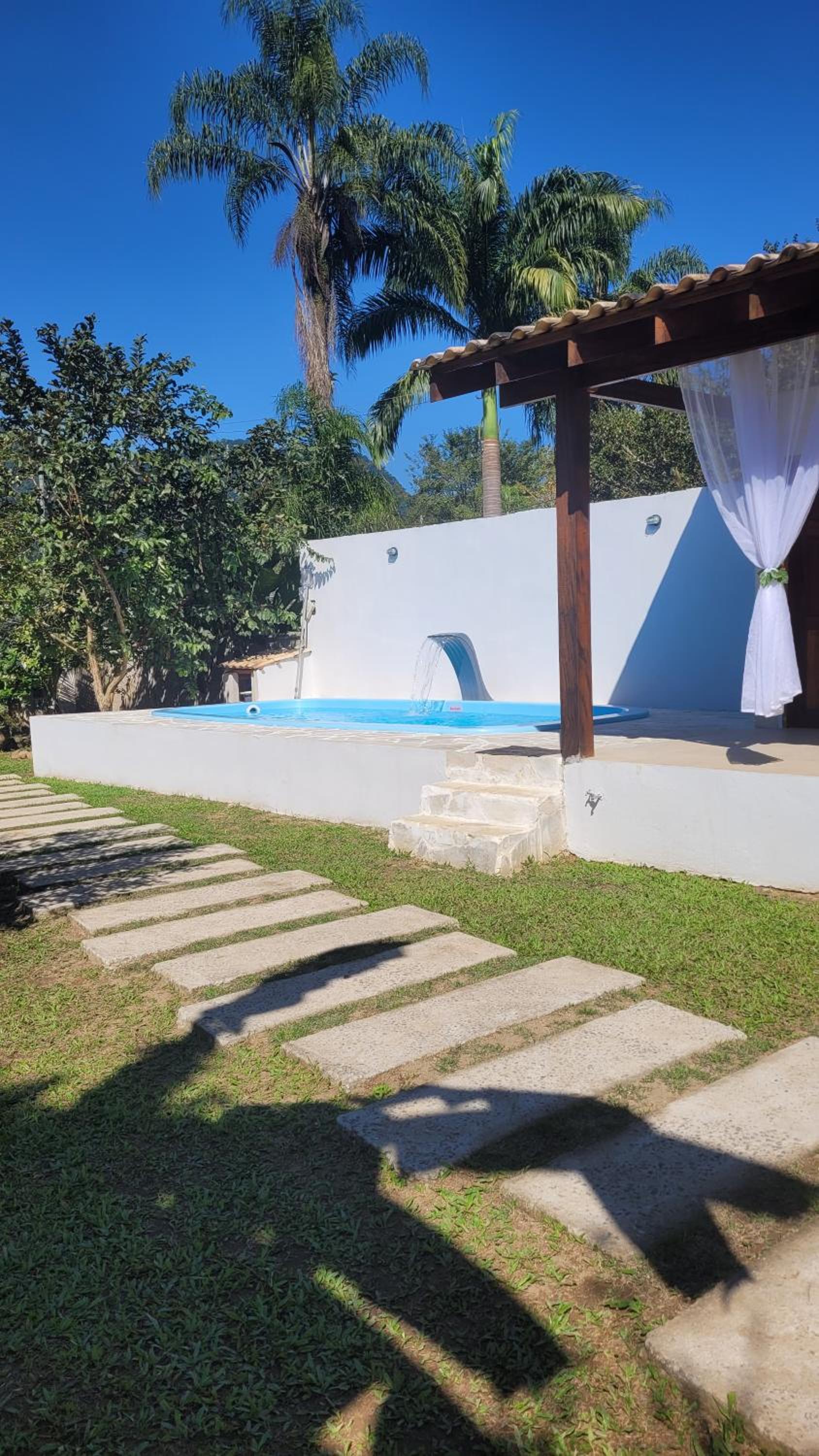 Casa com piscina e churrasqueira!