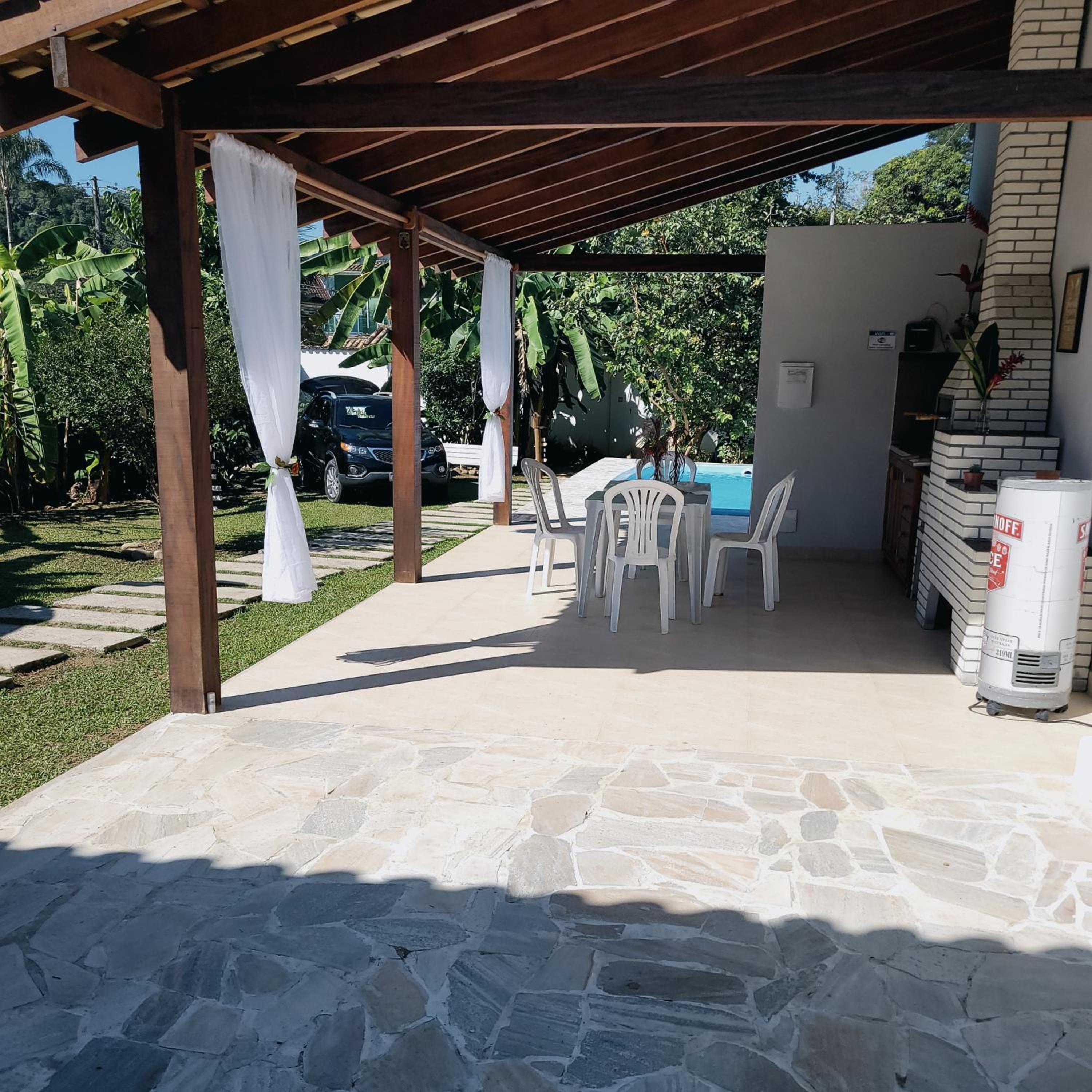Casa com piscina e churrasqueira!