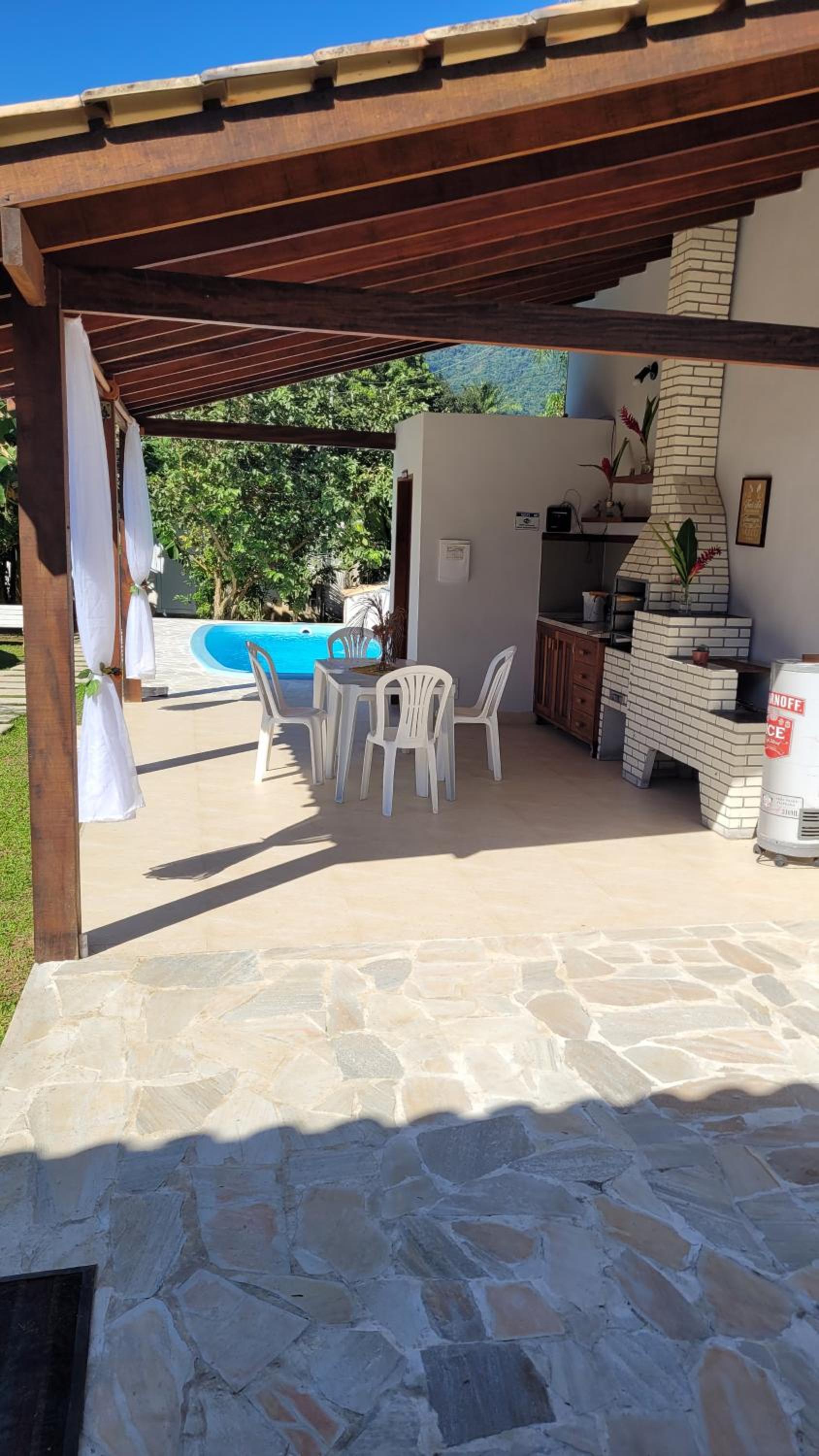 Casa com piscina e churrasqueira!