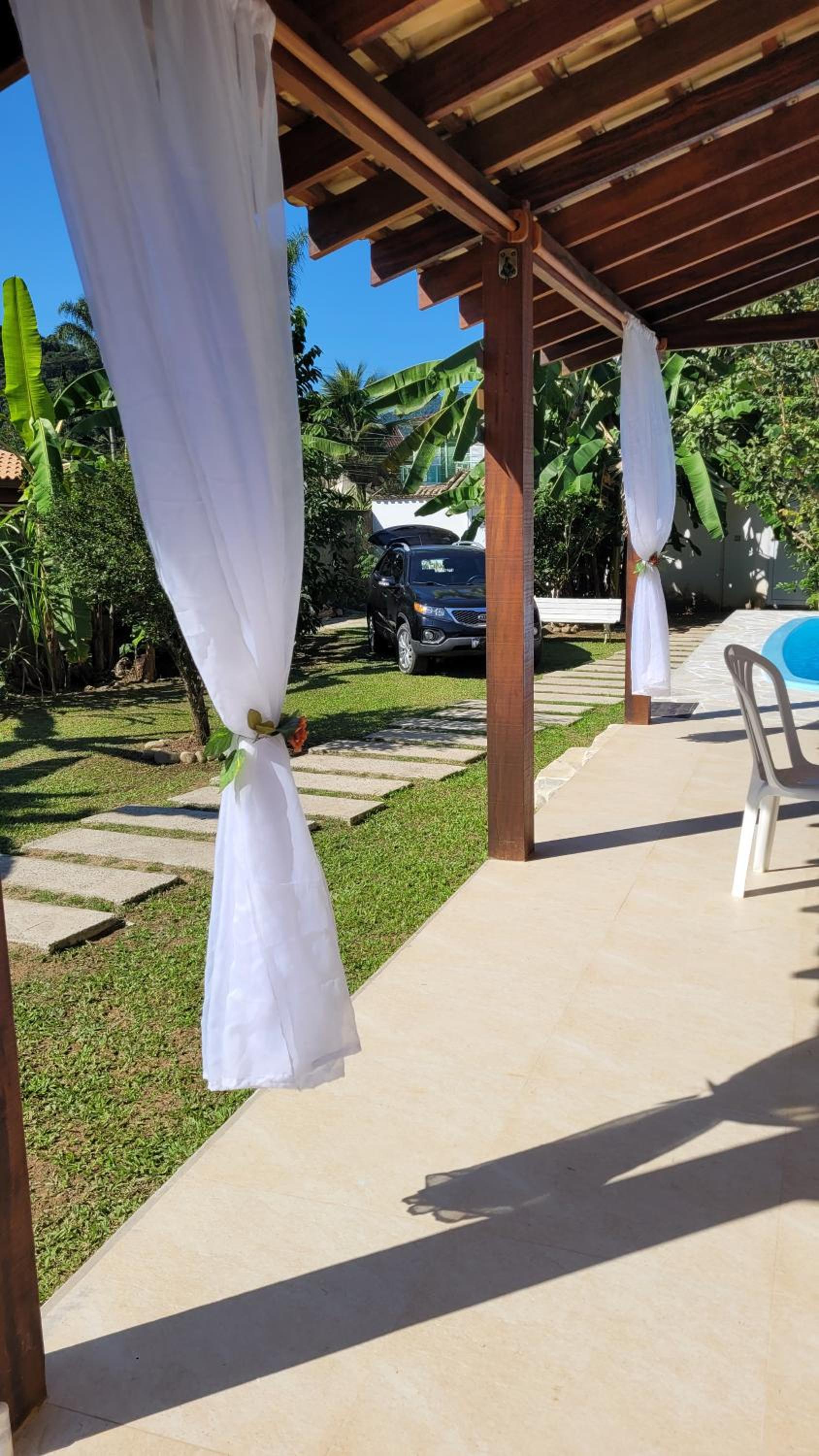 Casa com piscina e churrasqueira!