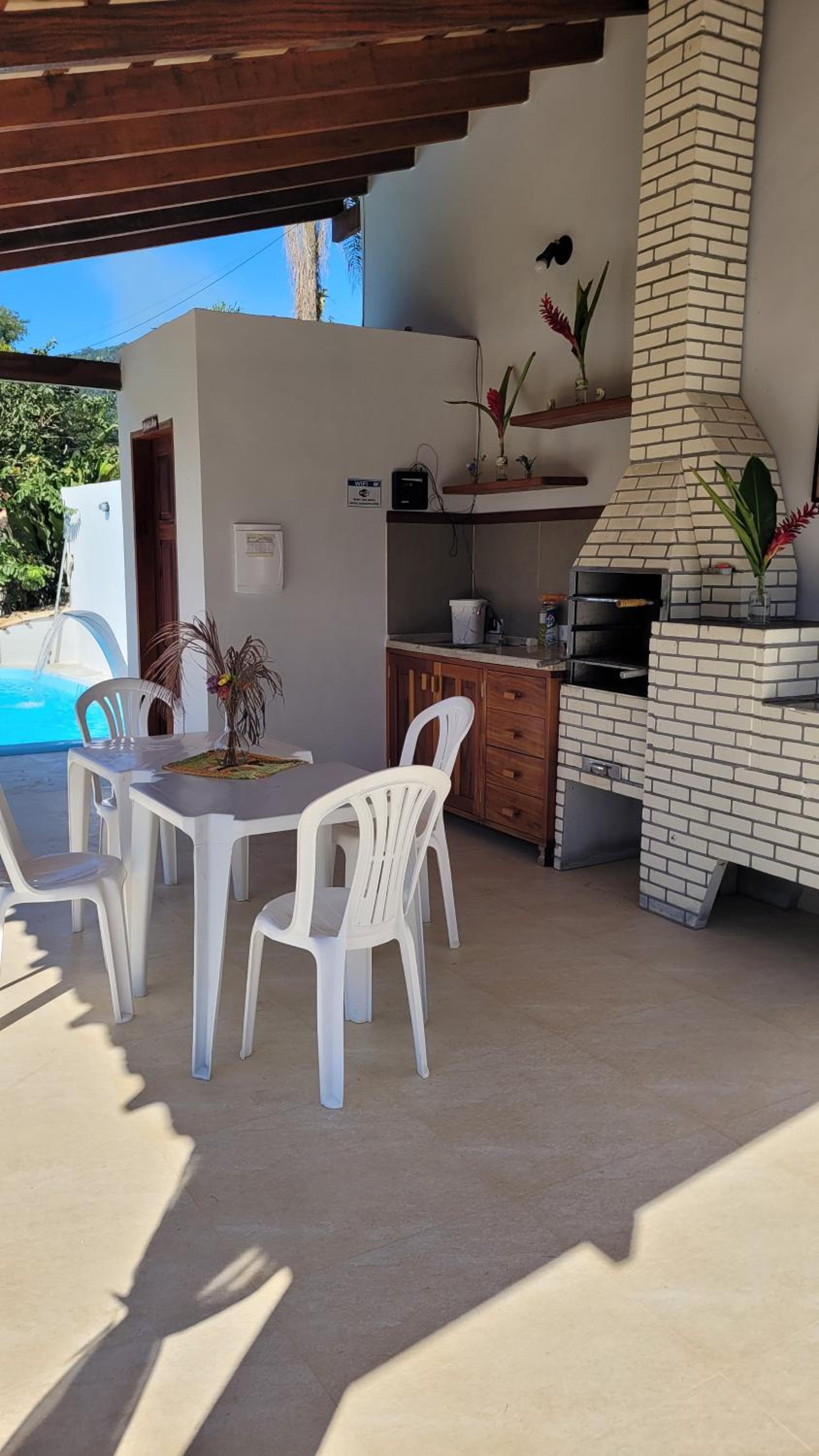 Casa com piscina e churrasqueira!