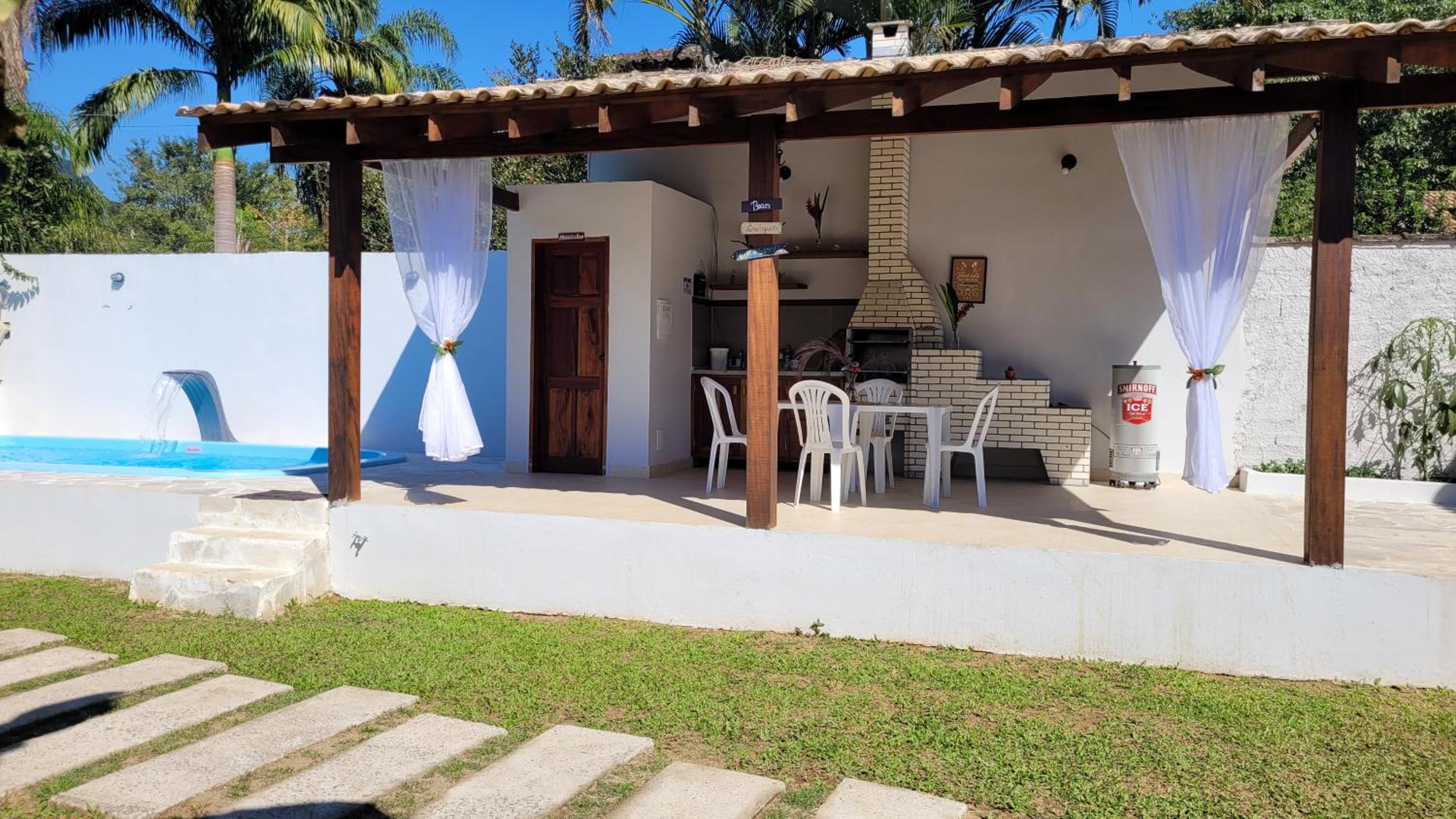 Casa com piscina e churrasqueira!