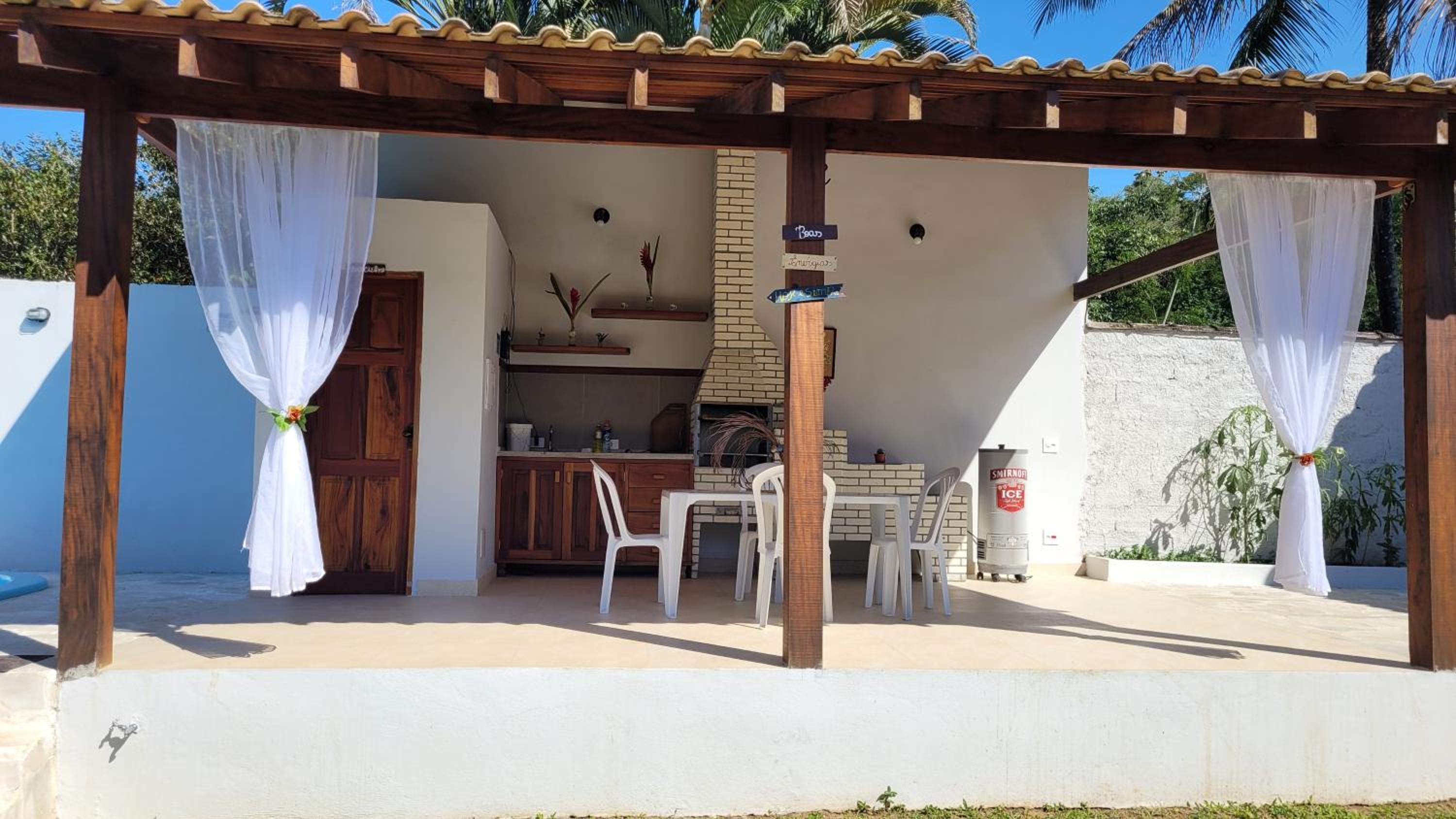 Casa com piscina e churrasqueira!