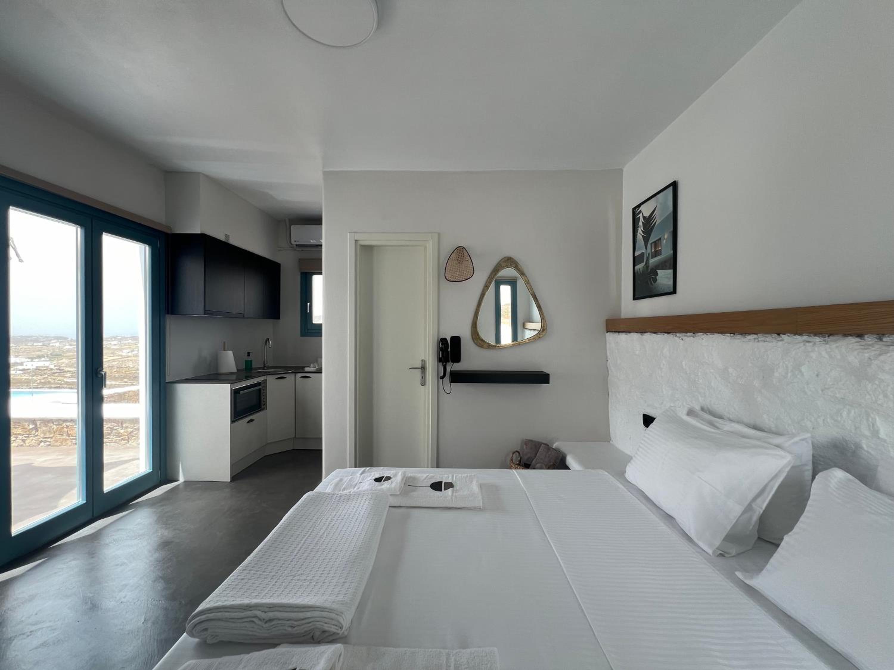 Thronos Suites