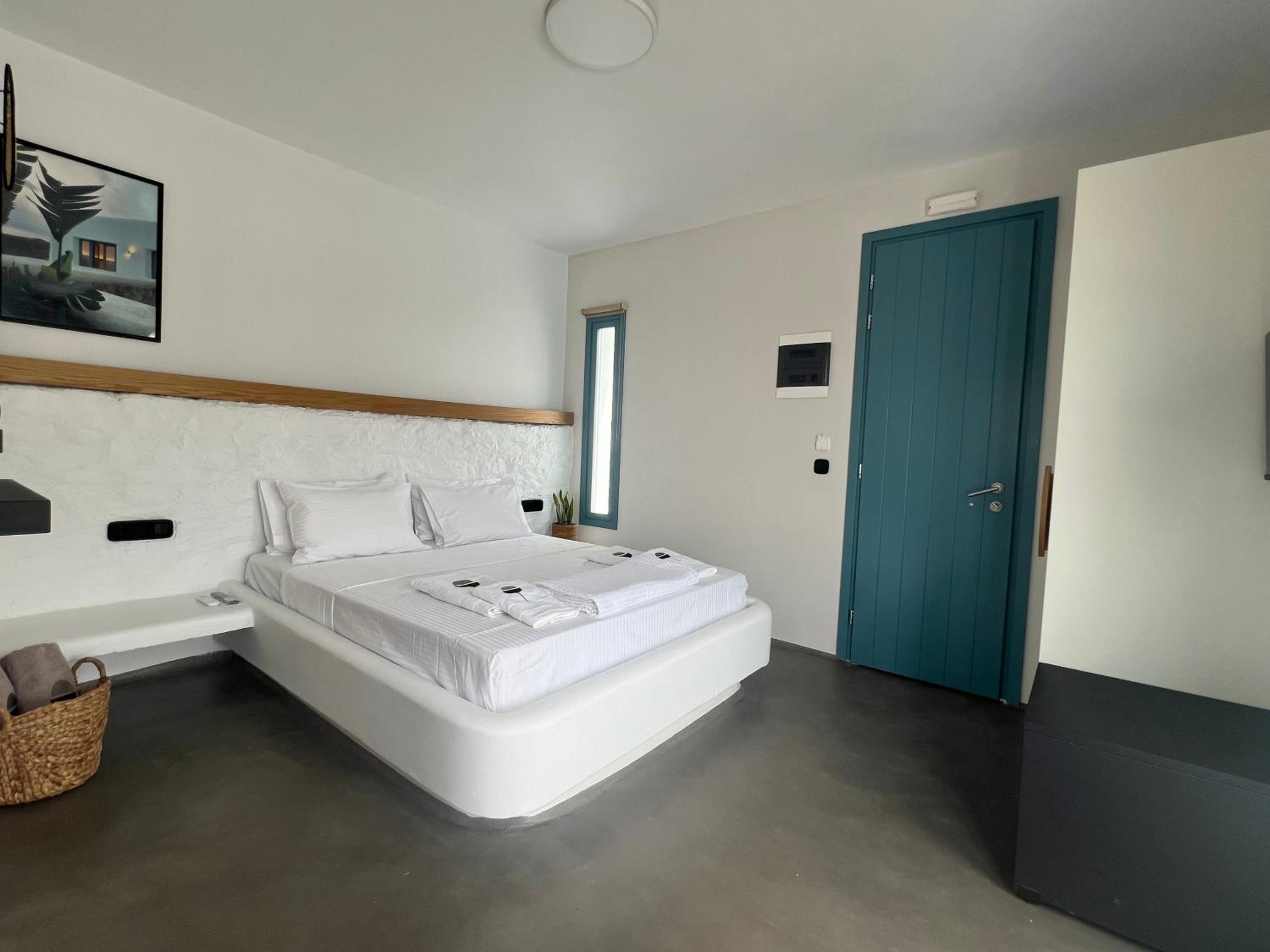 Thronos Suites