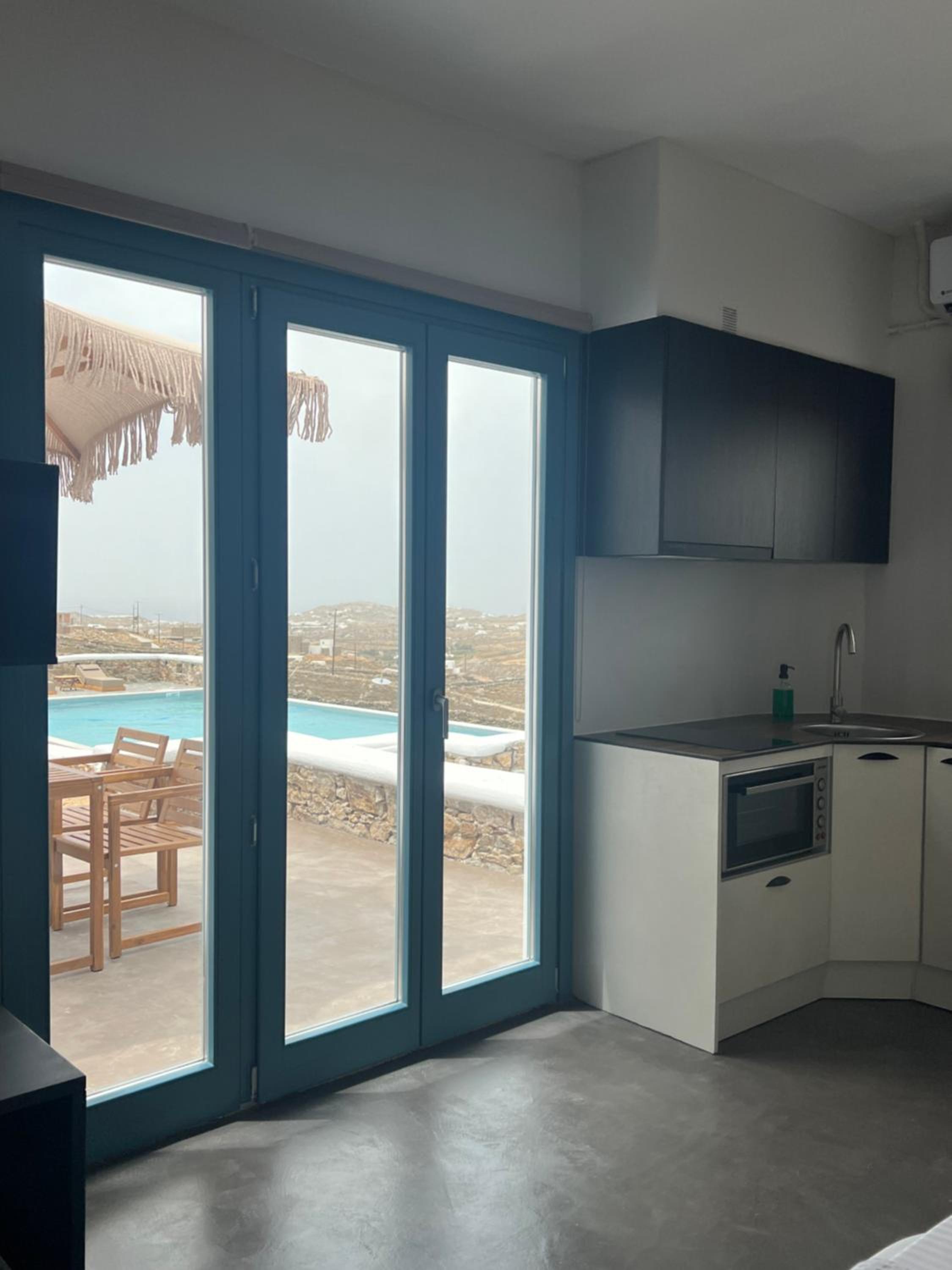 Thronos Suites