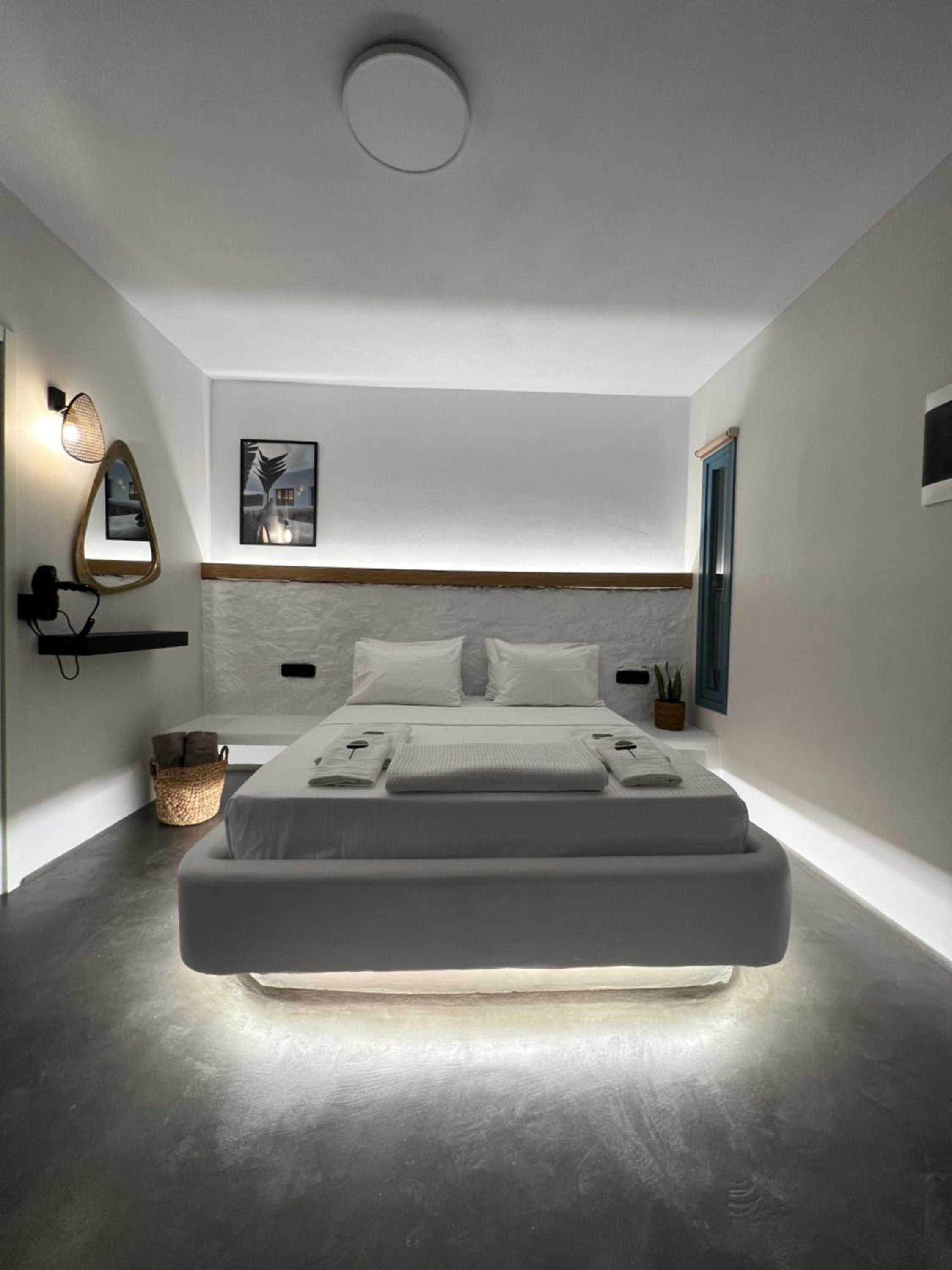 Thronos Suites