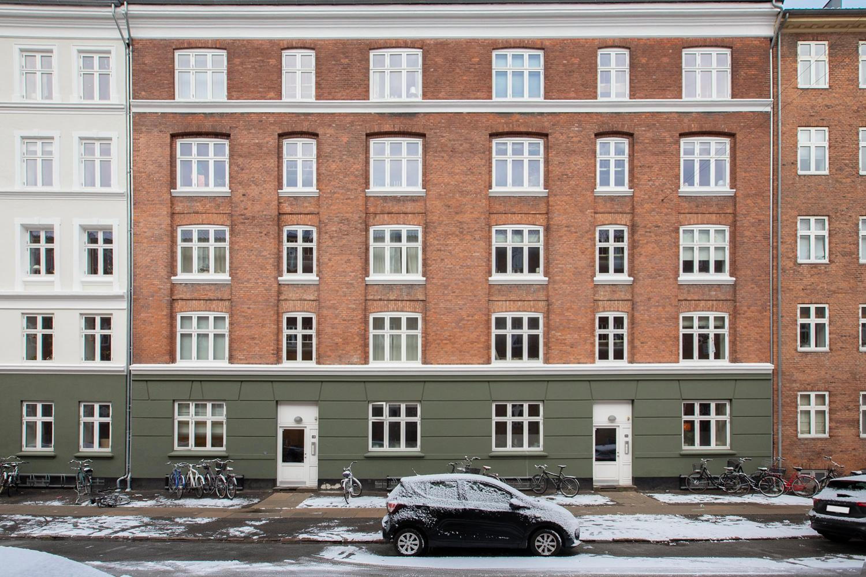 Bright apartment with balcony close to center city
