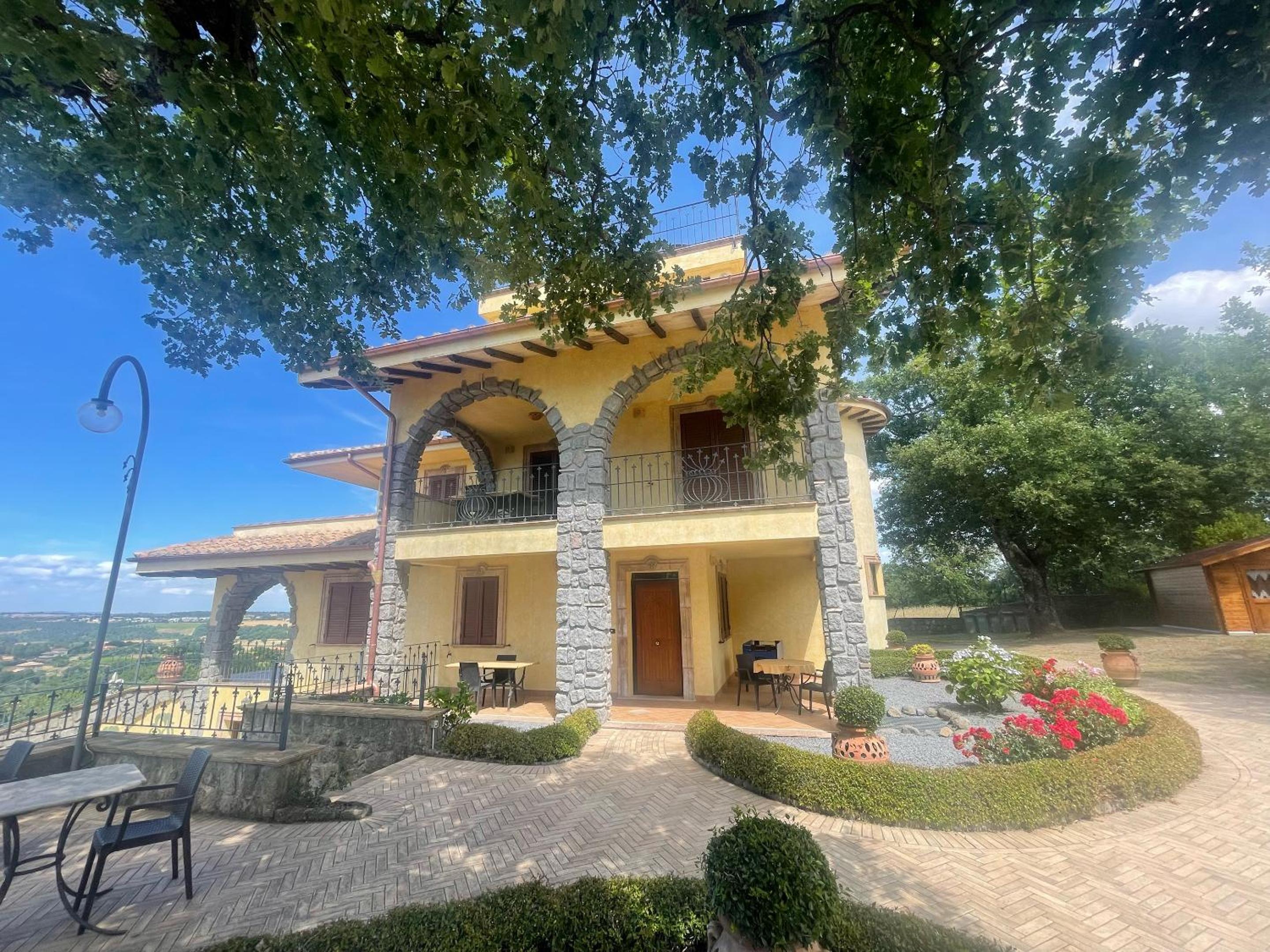 Jacuzzi and pool - Fabulous villa in Umbria - sleeps 24 - exclusive en Montefiascone