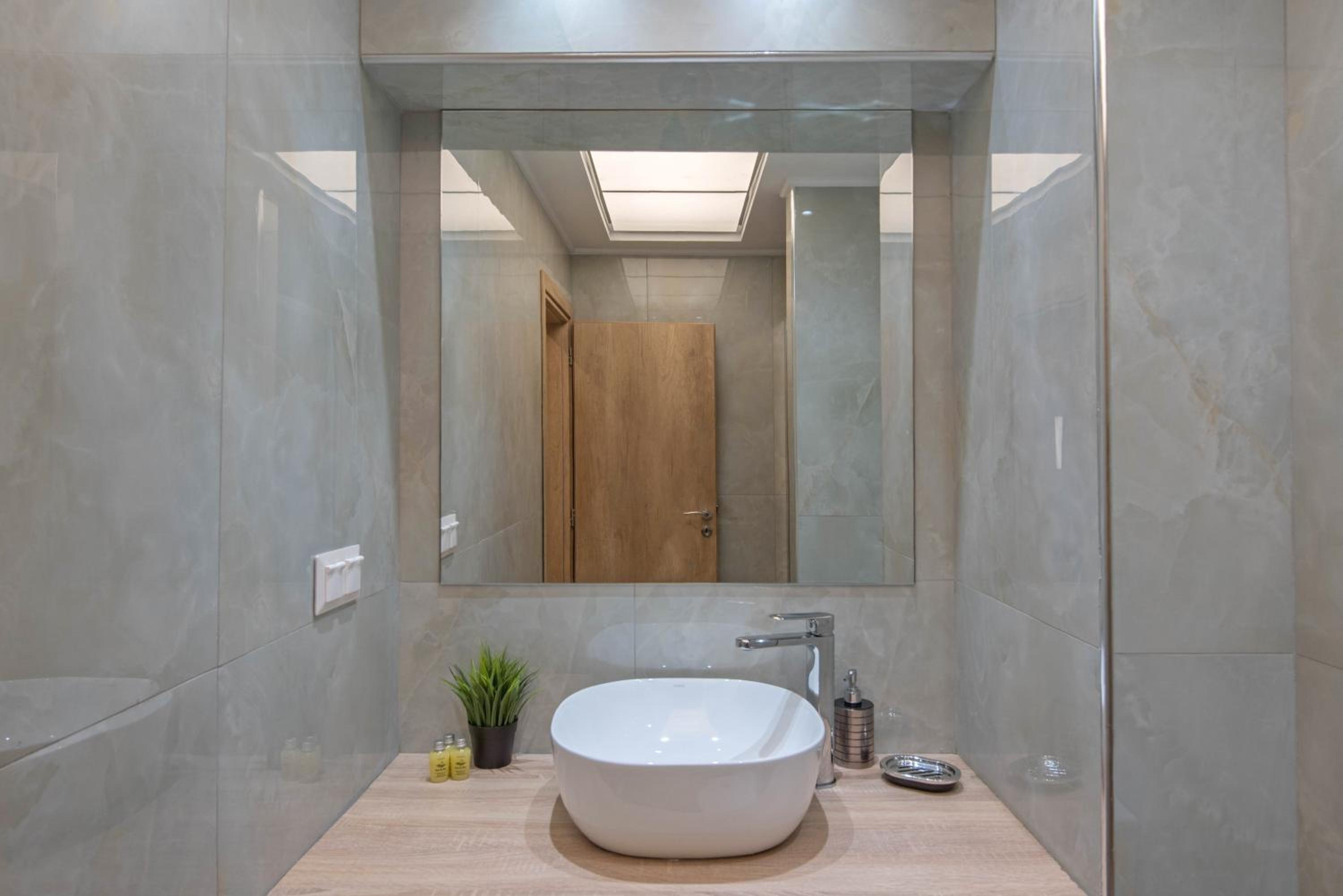 Amazing Apartments @ Aiolou Str.
