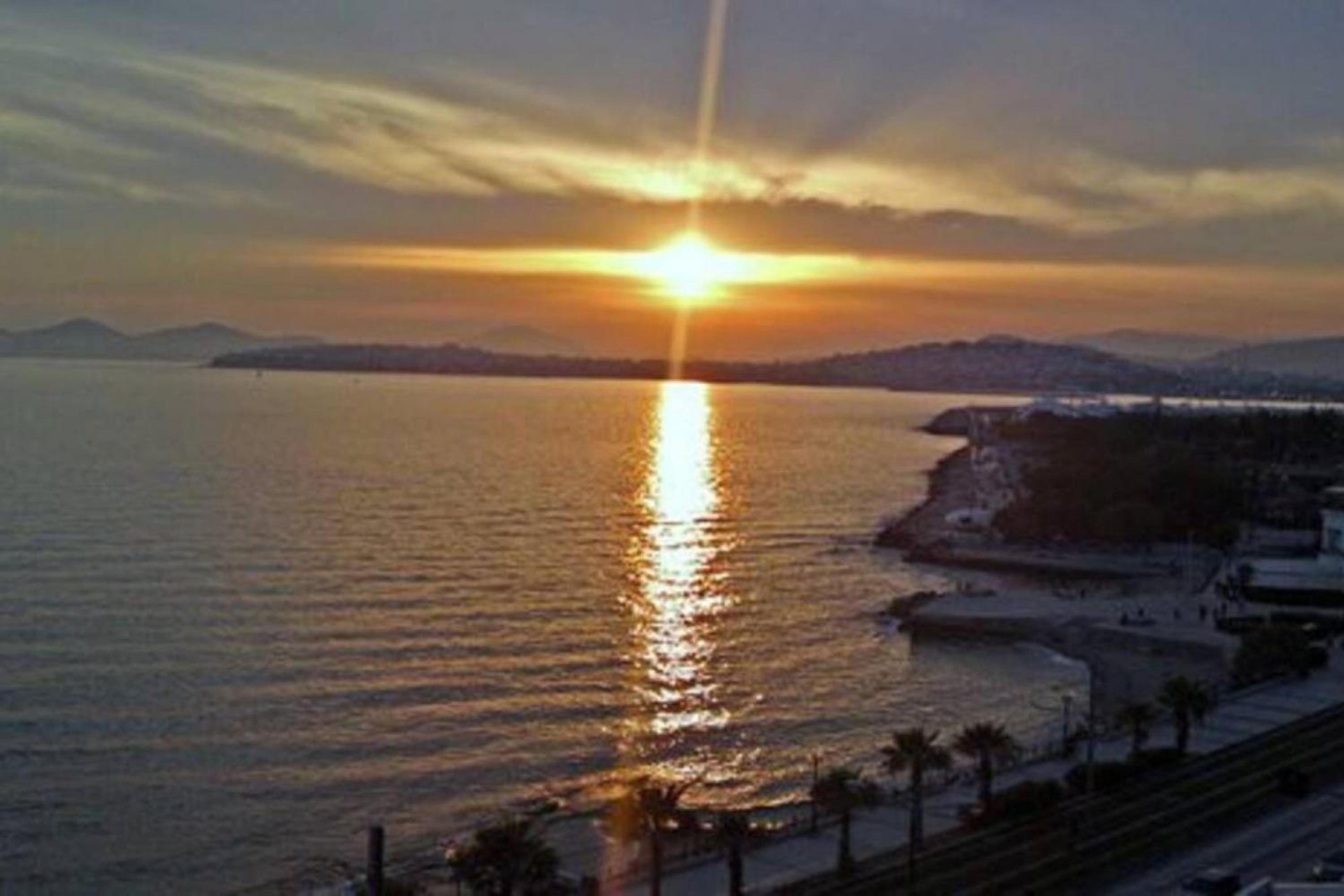 one block from the sea 10'minutes from acropolis