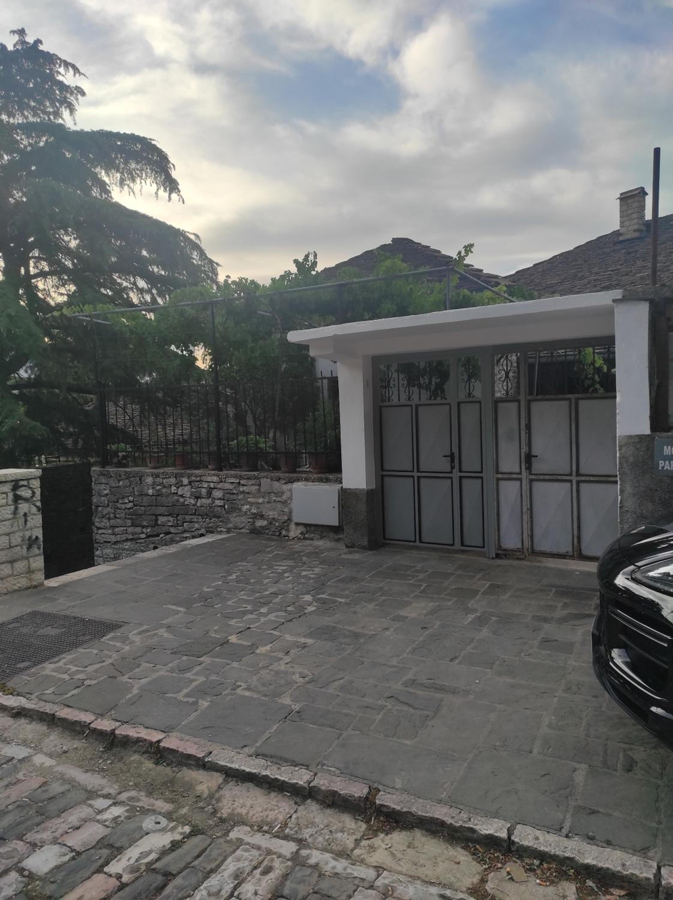 Xheison Apartment