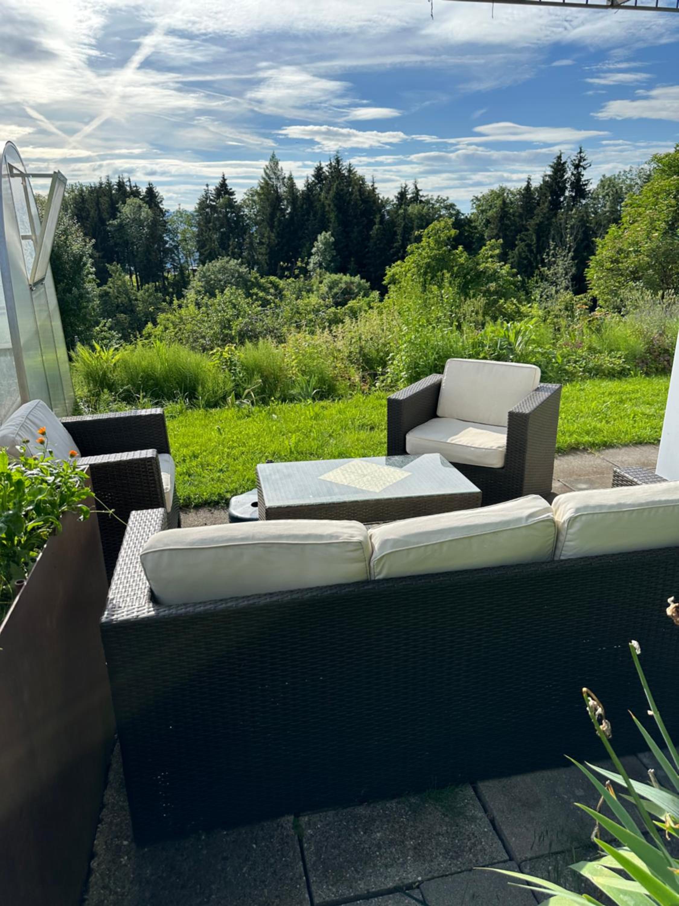 Kraft tanken in grüner Oase mit großem Wohnraum und riesigem Garten