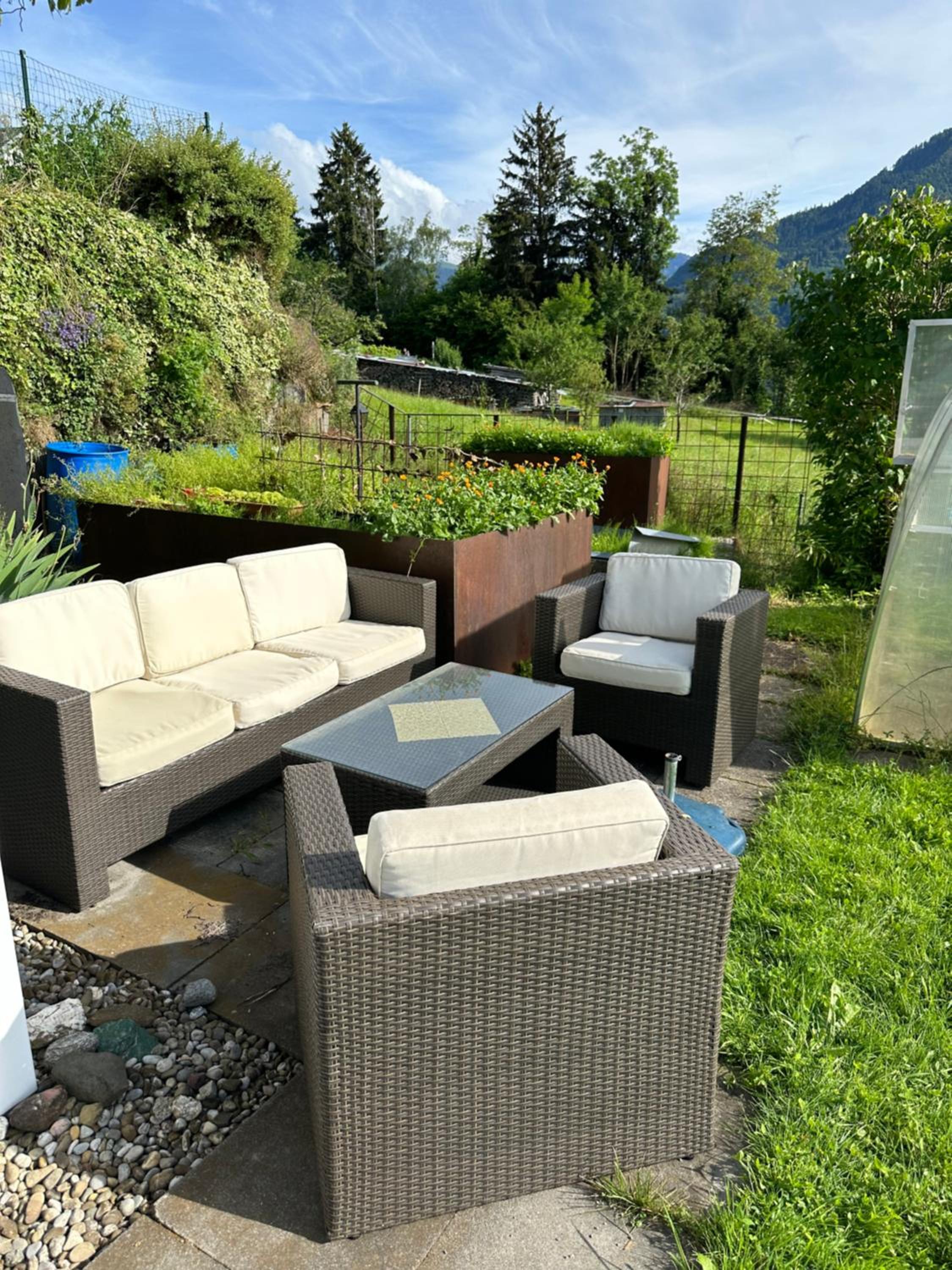 Kraft tanken in grüner Oase mit großem Wohnraum und riesigem Garten